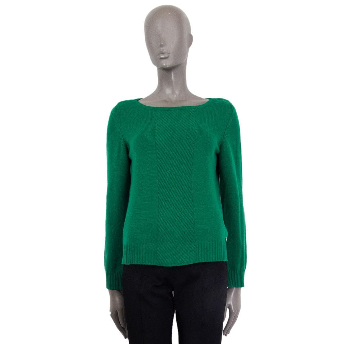 Hermès wide round-neck sweater in emerald green cashmere (100%). Ribbed detail in the middle. Has been worn and are in excellent condition. 

Tag Size 40
Size M
Shoulder Width 39cm (15.2in)
Bust 100cm (39in)
Waist 94cm (36.7in)
Hips 100cm