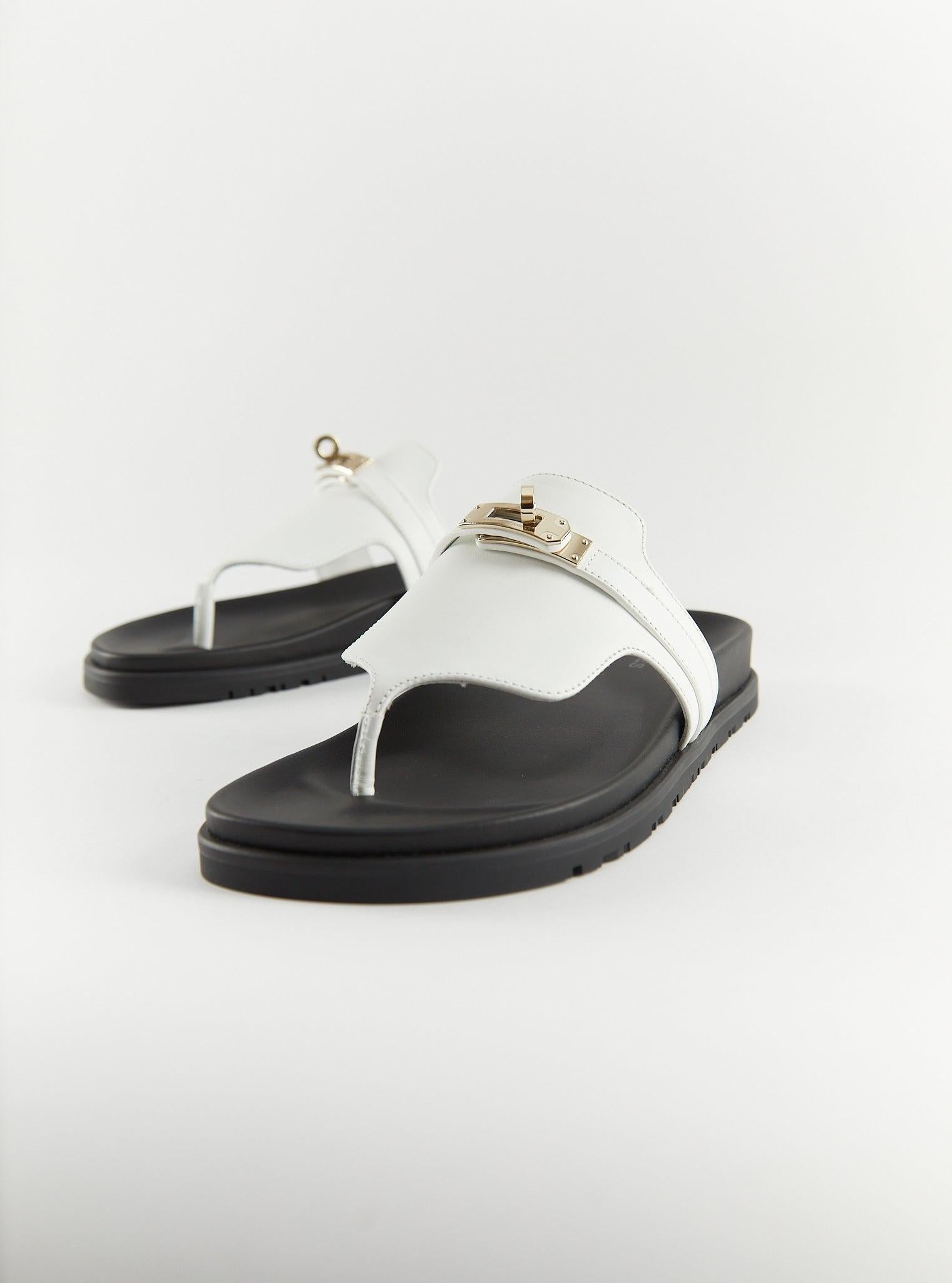 Hermès Empire Sandals in White

Techno-sandal in calfskin with anatomical sole and iconic permabrass plated Kelly buckle

Made in Italy 

Accompanied by: Hermès box, dust bags and ribbon

Size 37