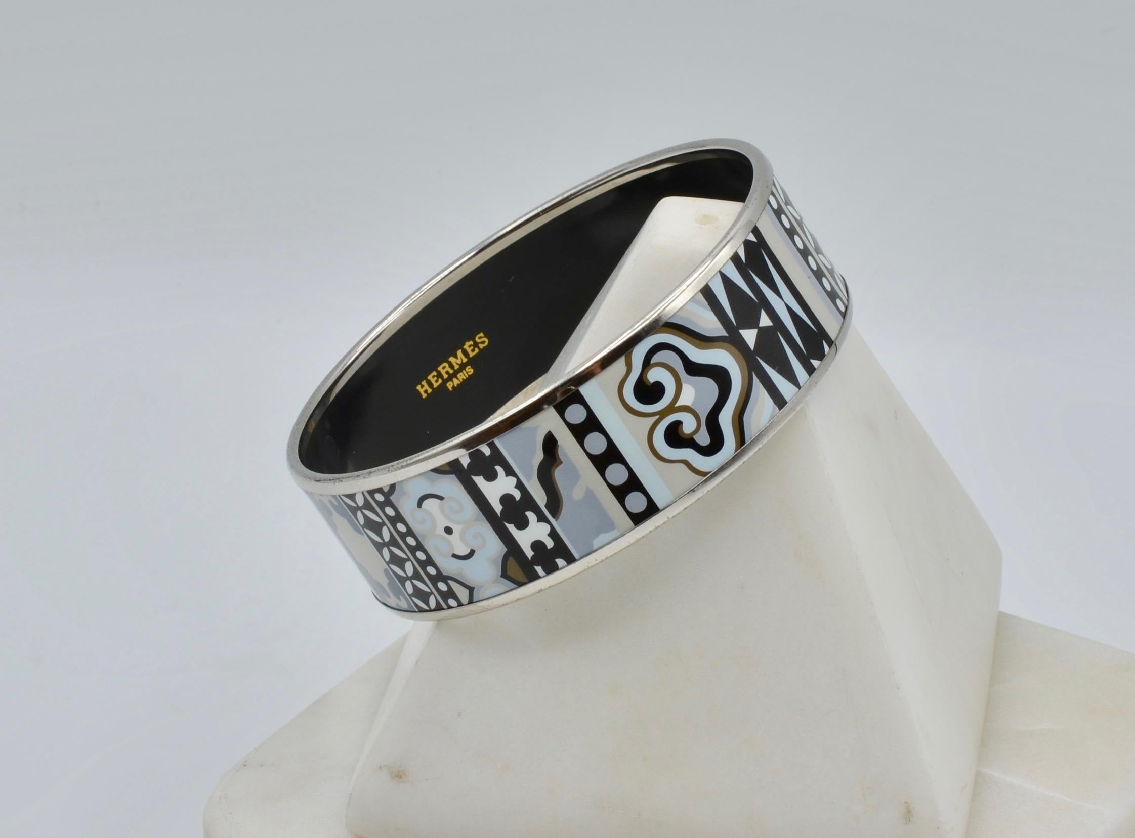 This lovely black and white motif bracelet is a grat addition to any collection as the neutral motif goes with any color scheme. It is 8 1/4