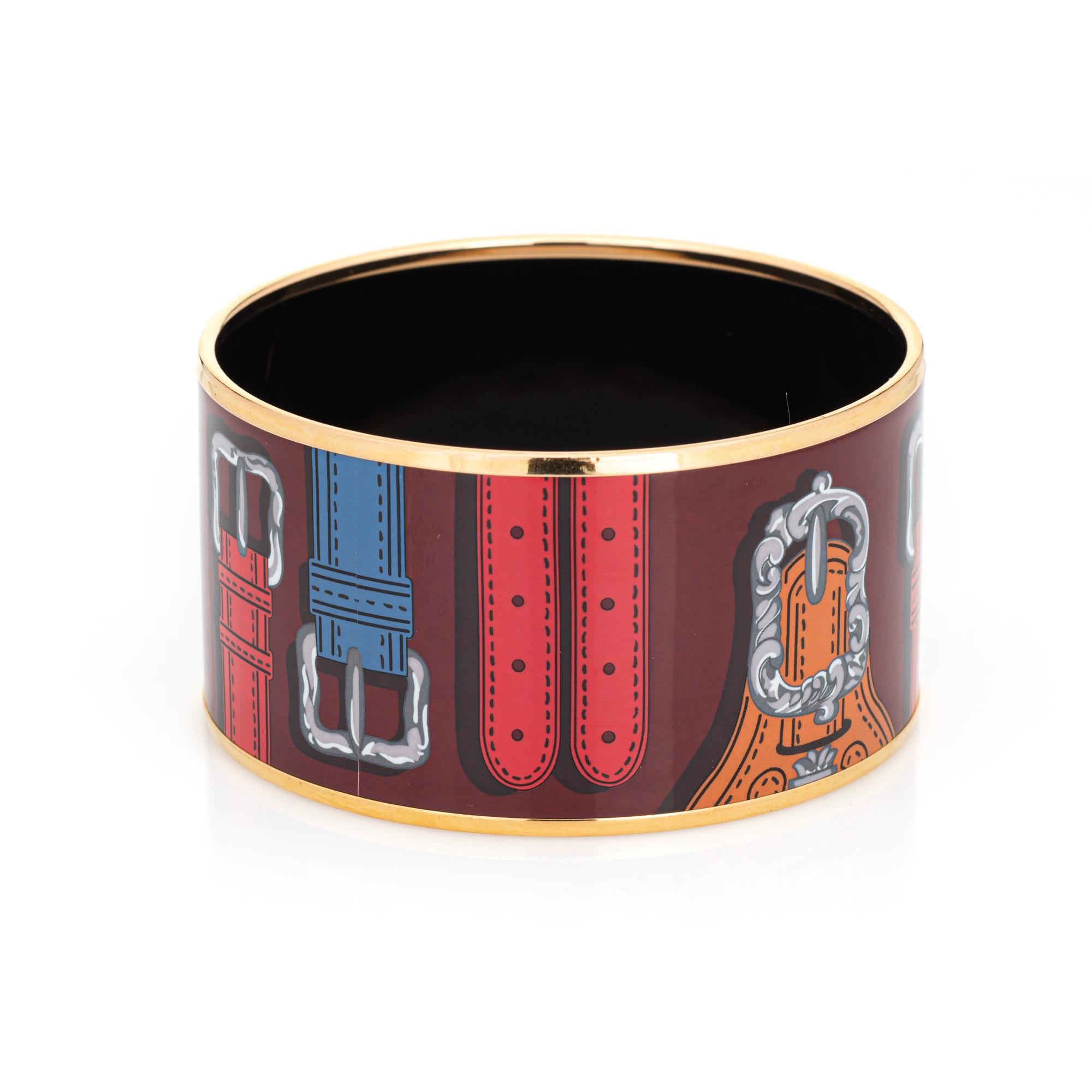 Überblick:

Gebrauchtes Hermes Emaille-Armband mit emailliertem Gürtelmotiv. 

Das breite 1,37-Zoll-Armband ist eine Größe 65 (klein) mit einem Innendurchmesser von 2,44 Zoll.

Das Armband ist in gutem Zustand. Die Emaille ist in gutem Zustand mit