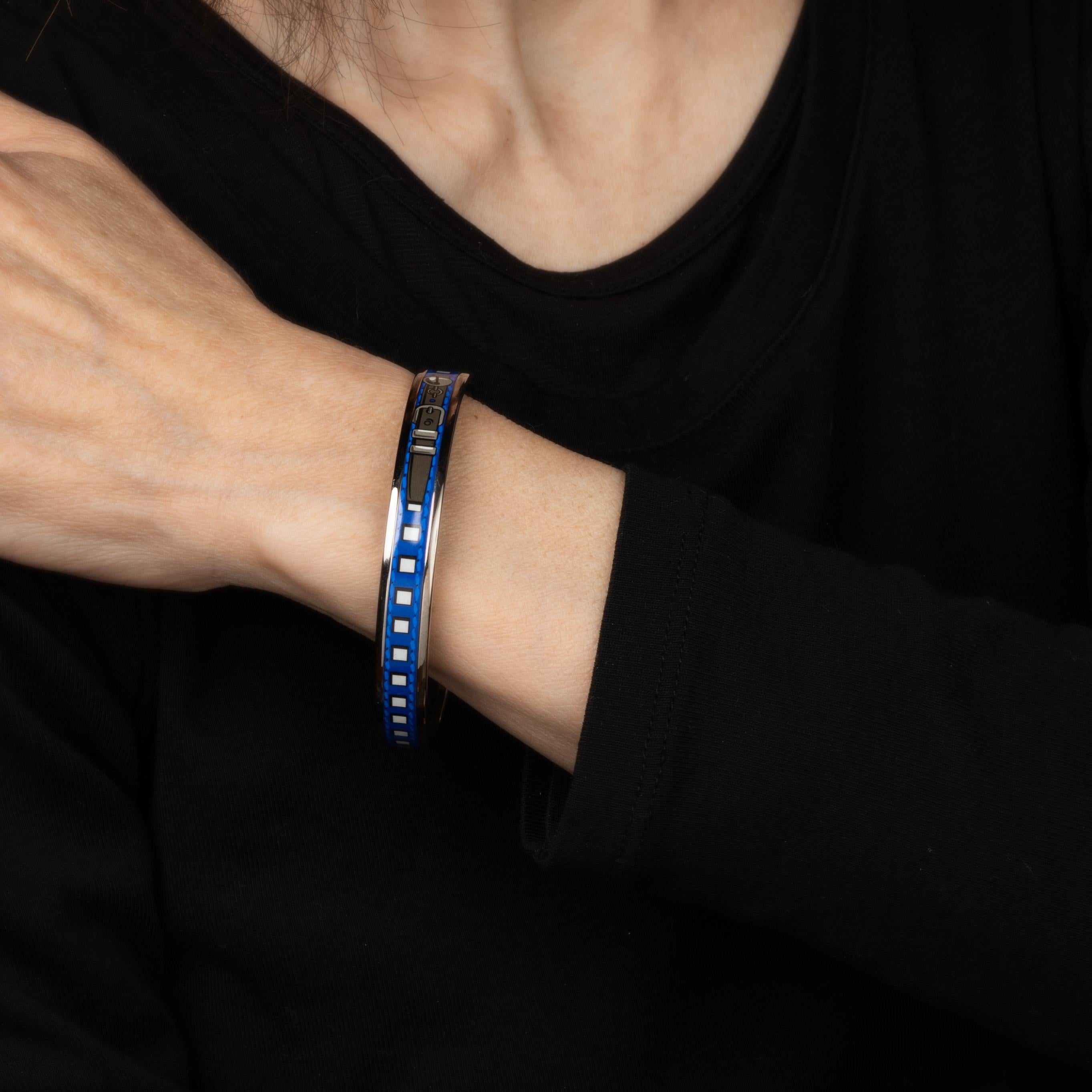 Vue d'ensemble :

Bracelet d'occasion Hermes en émail avec un motif de boucle et un fond bleu à motifs carrés. 

Le bracelet étroit de 0,35