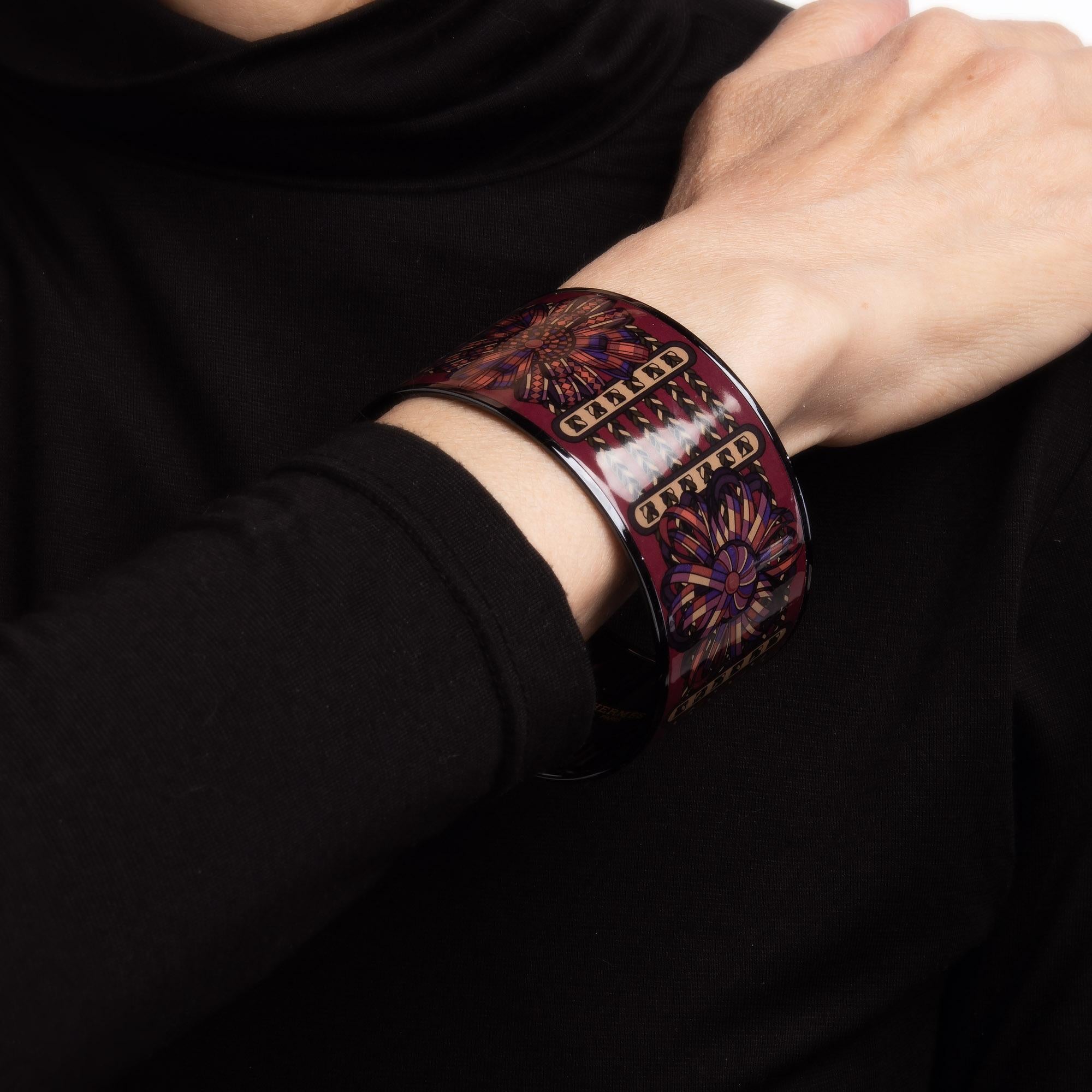 Vue d'ensemble :

Bracelet bangle en émail Hermès d'occasion avec une base marron et un design de ruban/tresse et une finition noire. 

Le bracelet large de 1.50