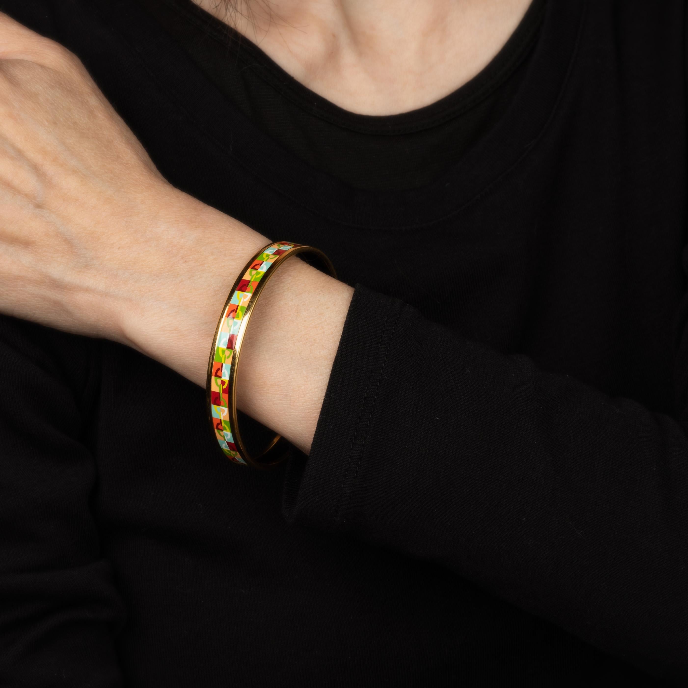 Vue d'ensemble :

Bracelet d'occasion Hermes en émail avec un motif de liens multicolores. 

Le bracelet étroit de 0,35