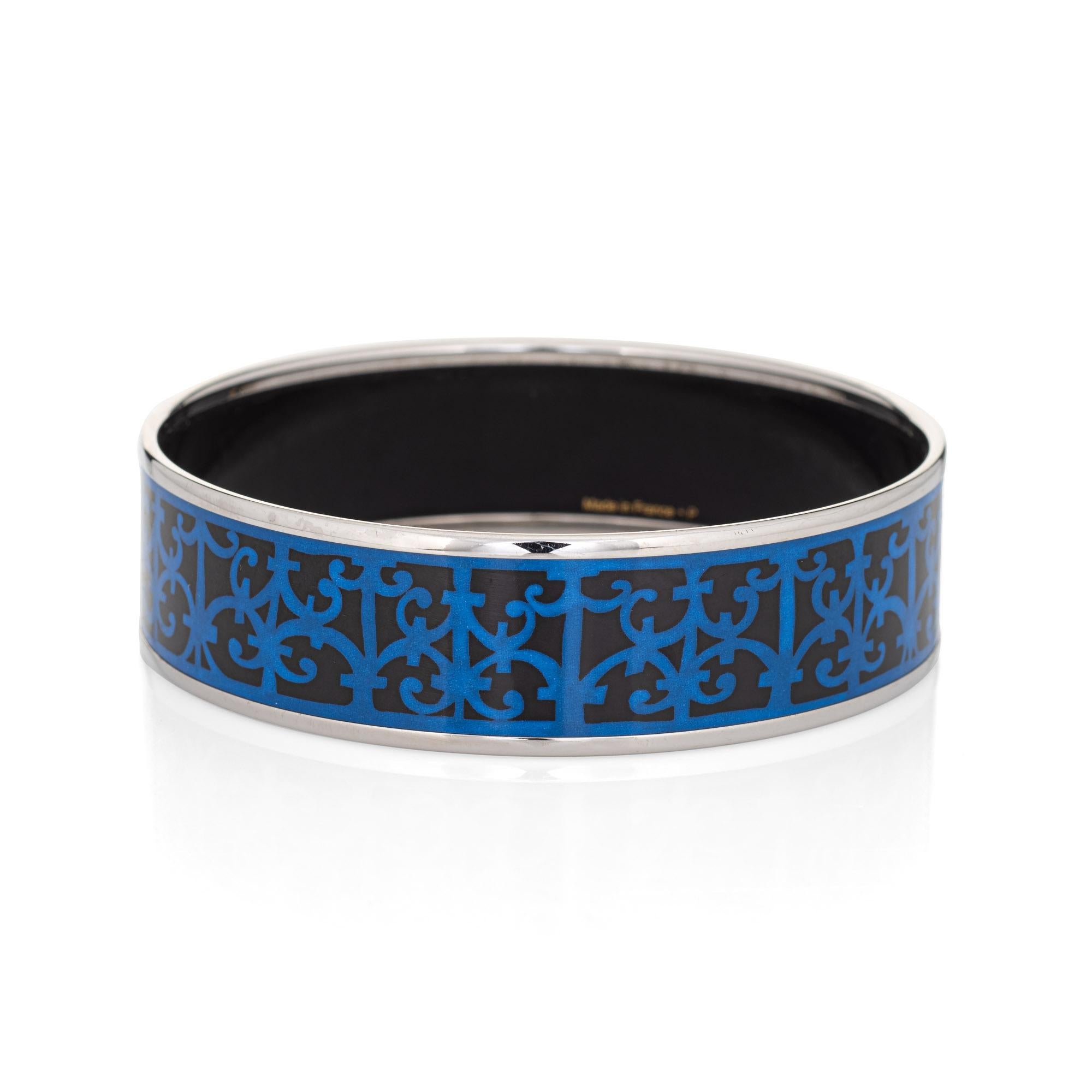 Overview:

Pre-owned vintage Hermes enamel bracelet with a black and blue pattern and palladium-plated hardware.

The wide 0.79
