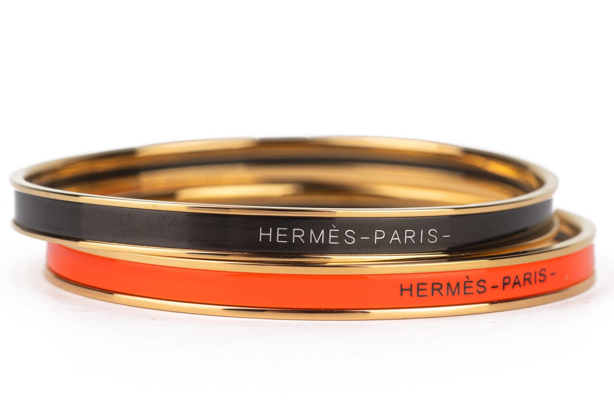 The Hermès Uni in an extra-narrow size bangle. Crafted in orange and black enamel with gold plated hardware.
Comes with original dustcover.