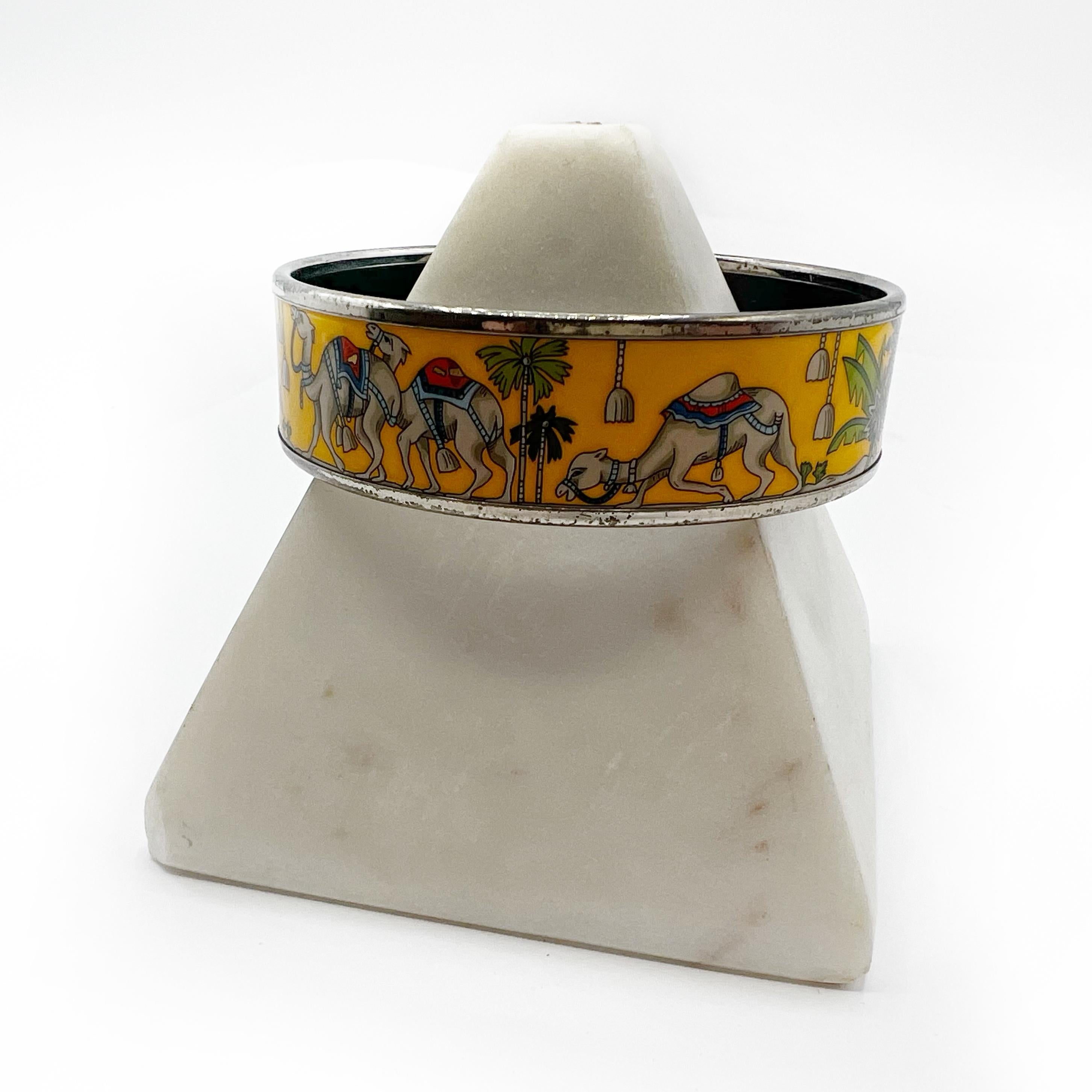 Hermes Emaille-Armreif mit Kamel-Motiv (Modernistisch) im Angebot