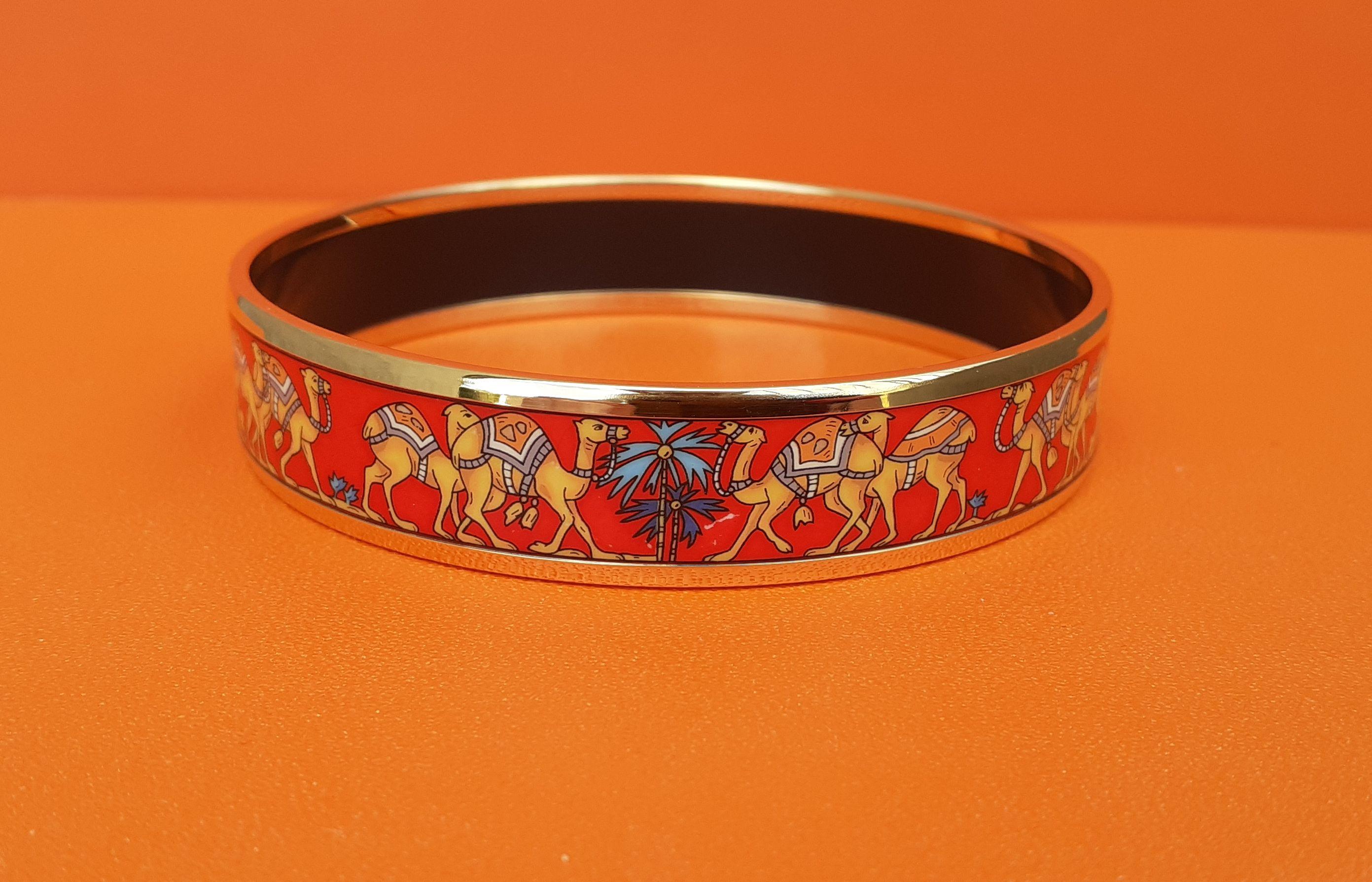 Beautiful and RARE Authentic Hermès Bracelet

Print: Camels and Palm Trees

Hard to find !

Made in Austria + E (2001)

Made of printed enamel and NEW gold plated hardware

Colorways: Red, Yellow, Blue

