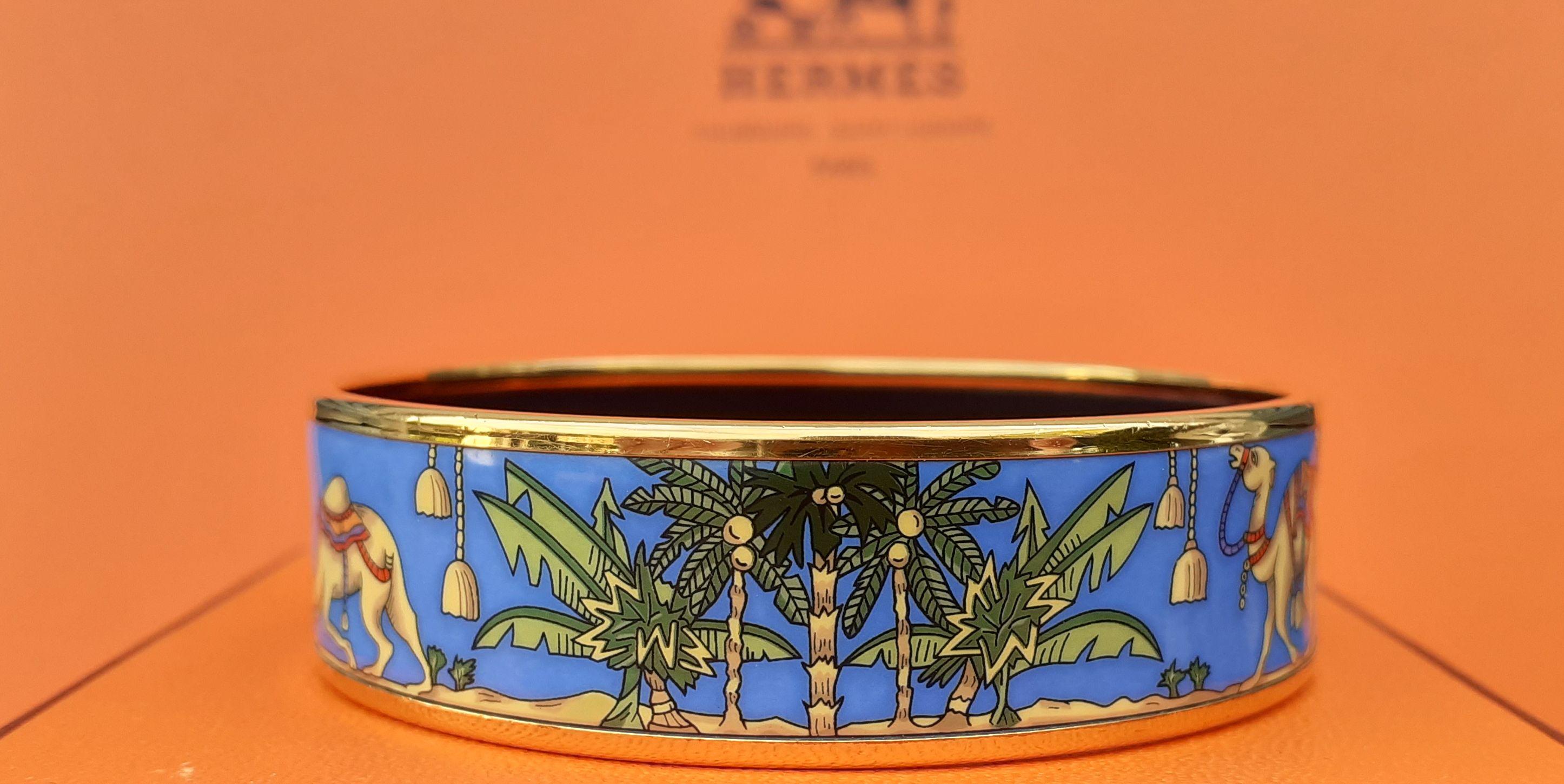 Beautiful and RARE Authentic Hermès Bracelet

Pattern: Camels in Desert (Camels and Palm Trees)

Hard to find !

Made in Austria + E

Made of printed Enamel and Yellow Gold Plated Hardware

Colorways: Blue, Beige,, Green, Red

Fine golden details on
