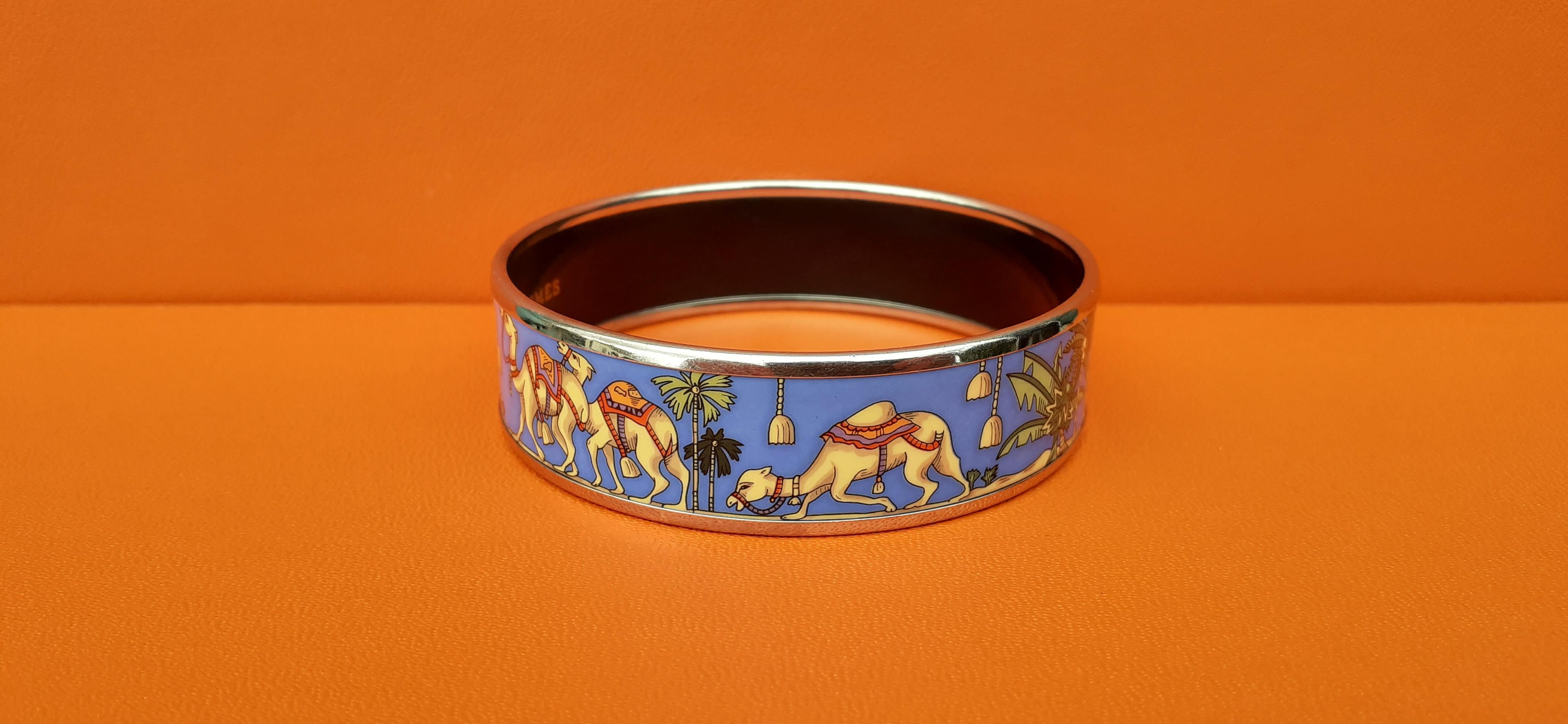 Beautiful and RARE Authentic Hermès Bracelet

Pattern: Camels in Desert (Camels and Palm Trees)

Hard to find !

Made in Austria + K

Made of printed Enamel and Palladium Plated Hardware (Silver-Tone)

Colorways: Blue, Beige-Yellow, Green, Red

Fine