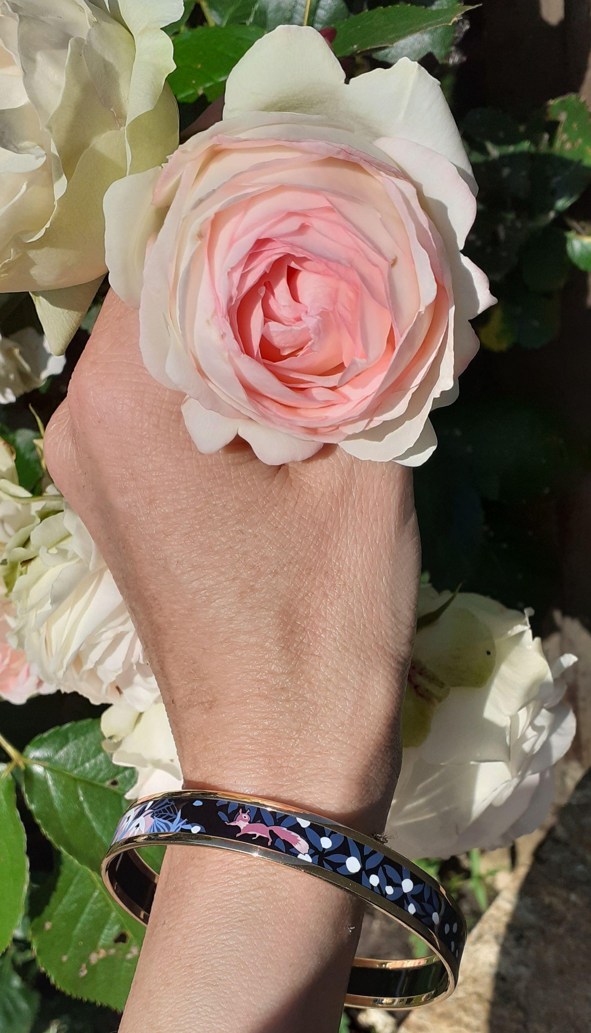 Hermès Emaille-Armband Dans Un Jardin Anglais Shirley Rosé Ghw Größe 70 GM im Angebot 7