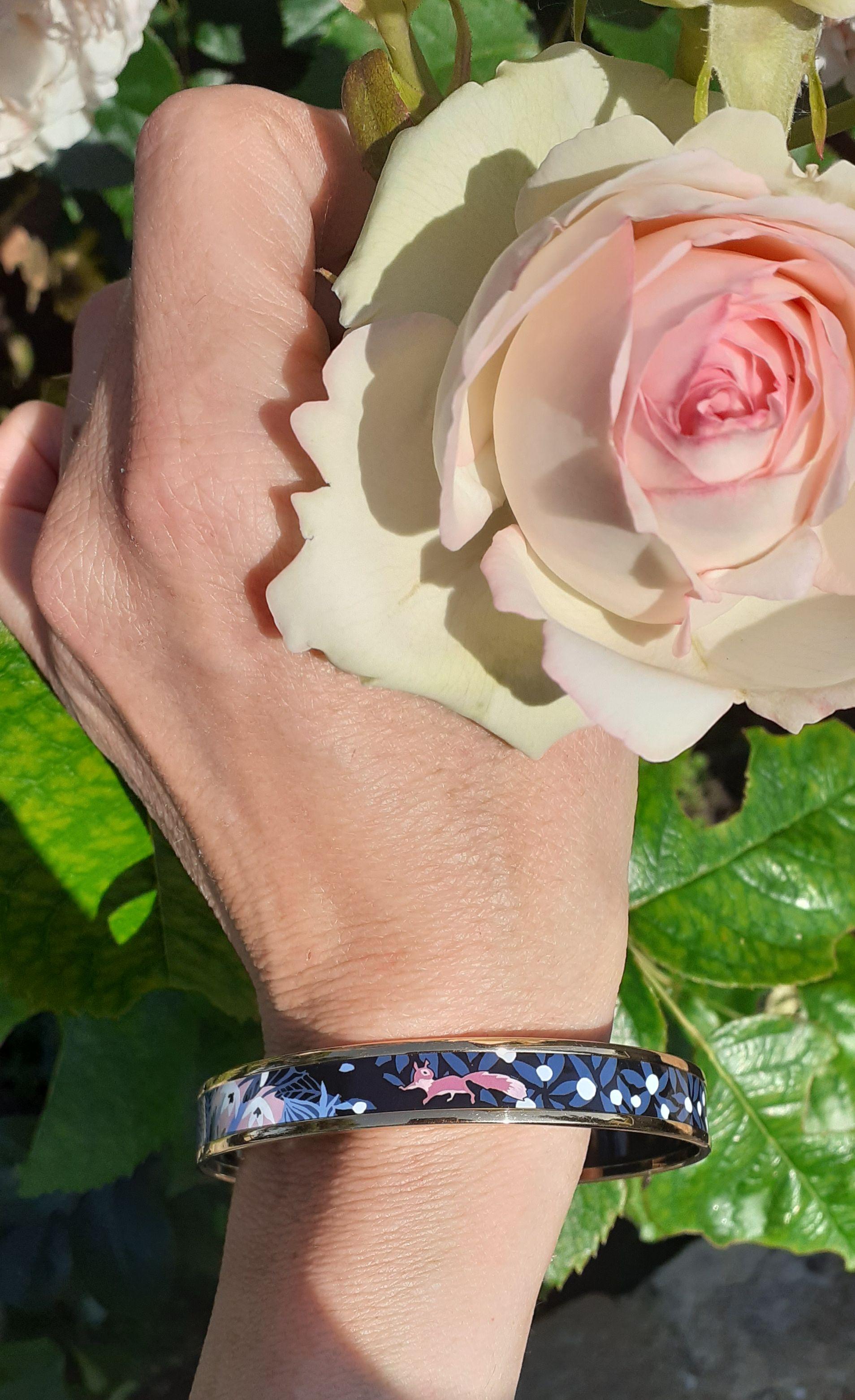 Hermès Enamel Bracelet Dans Un Jardin Anglais Shirley Rosé Ghw Size 70 GM For Sale 3