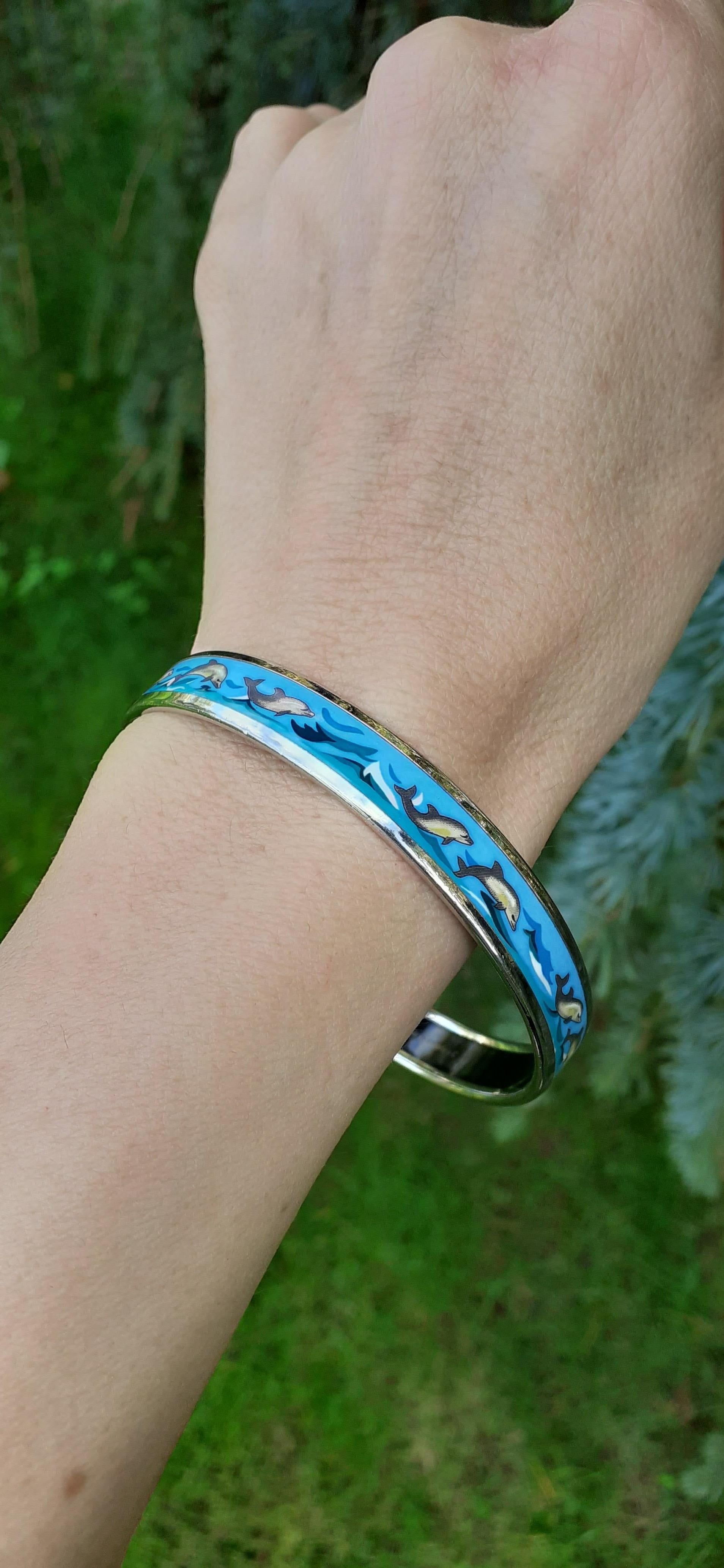Beautiful Authentic Hermès Bracelet

Pattern: Dolphins in See

RARE bracelet, hard to find !

Made in Austria + C

Made of Enamel and Palladium Plated Hardware (Silver-tone)

Colorways: Blue, Grey, Green, White


