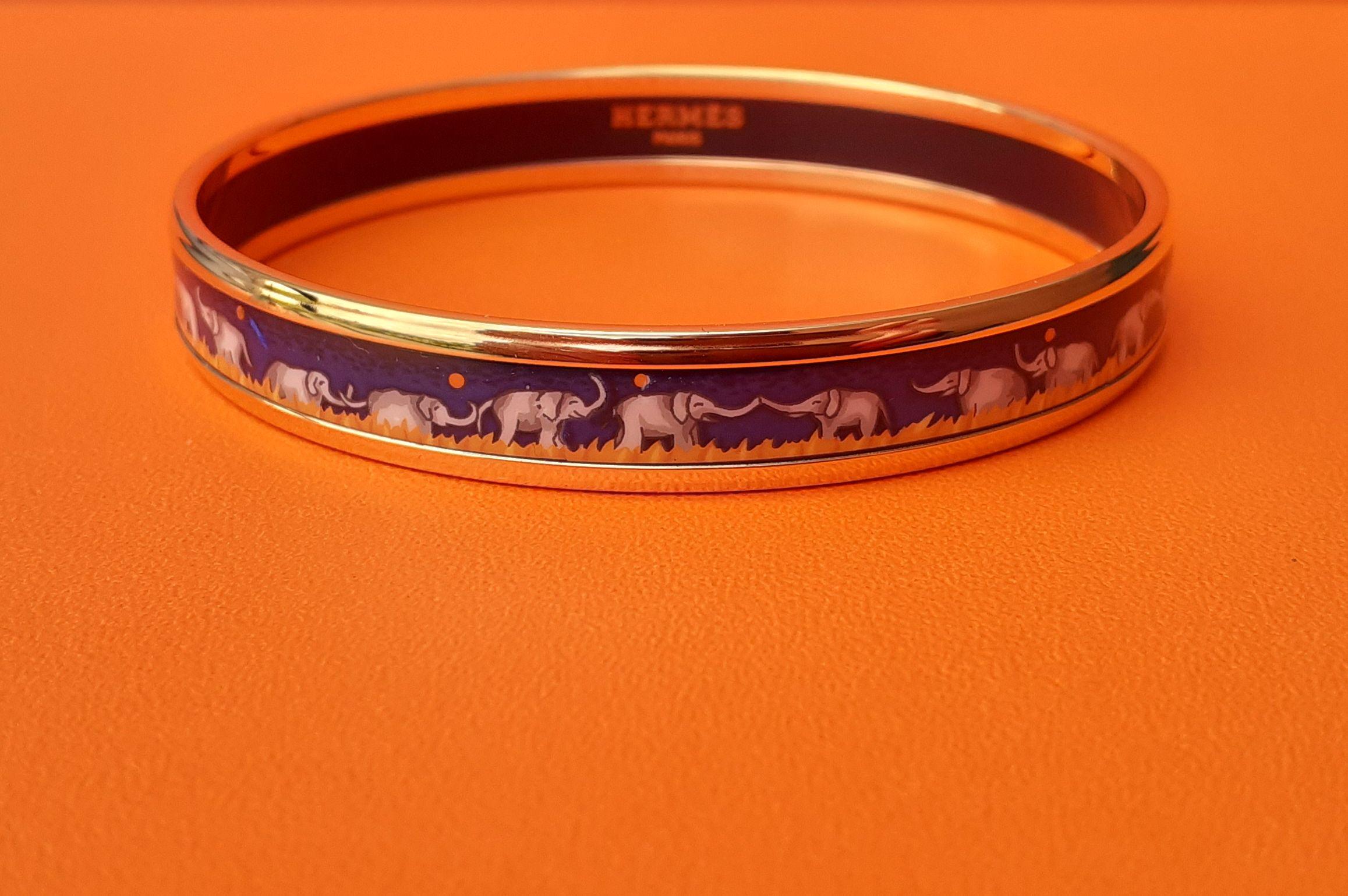Gorgeous Authentic Hermès Bracelet

Pattern: Elephants Grazing

Hard to find ! One of the most thought after Hermès Bracelet

Made in Austria + H

Made of printed Enamel and NEW Yellow Gold Plated Hardware

Colorways: Navy Blue Background and orange
