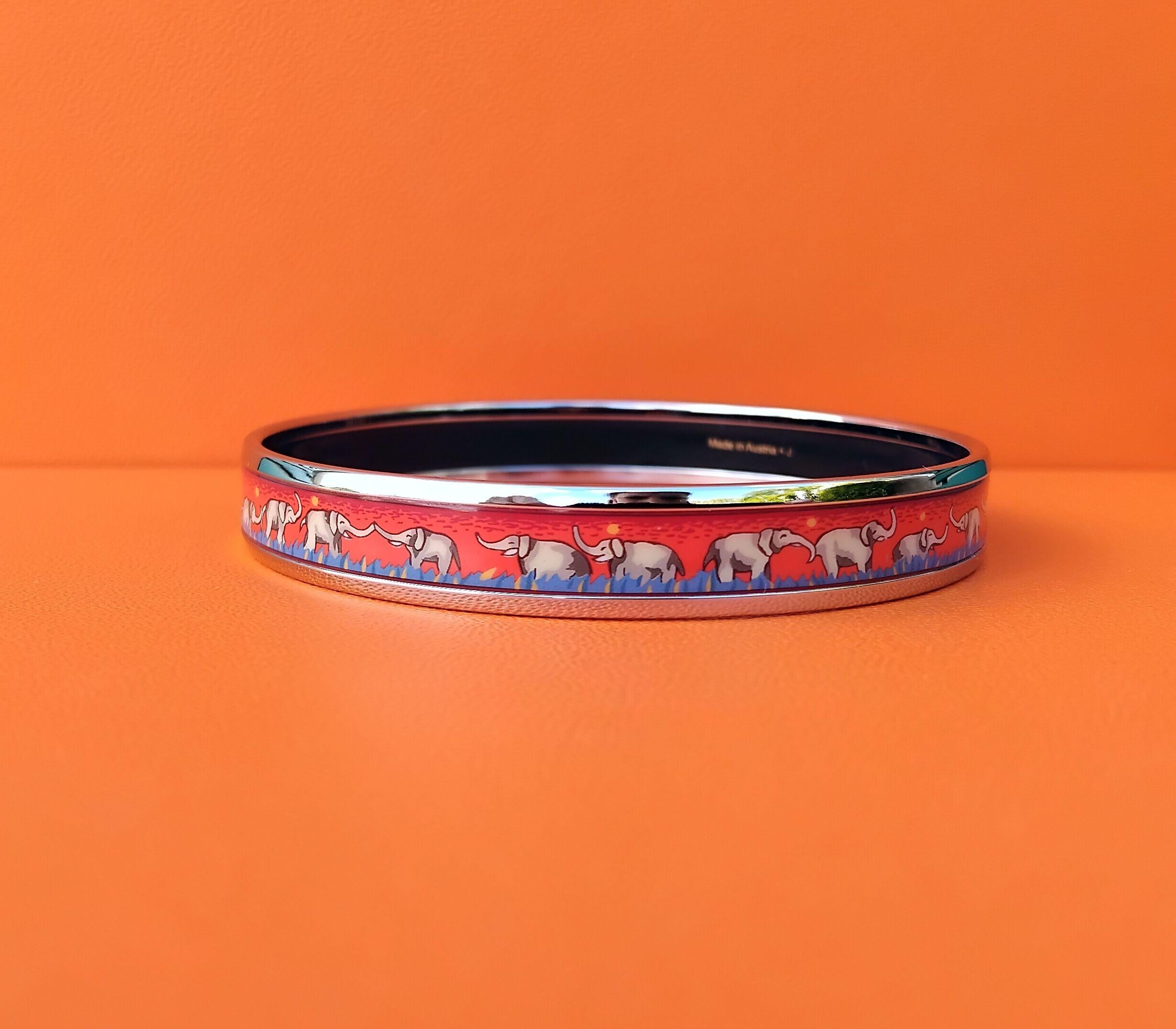 Super Cute Authentic Hermès Bracelet

Print: Elephants Grazing

Hard to find ! One of the most thought after Hermès Bracelet

Made in Austria + J

Made of printed enamel and new palladium plated hardware (silver-tone)

Colorways: Red background and