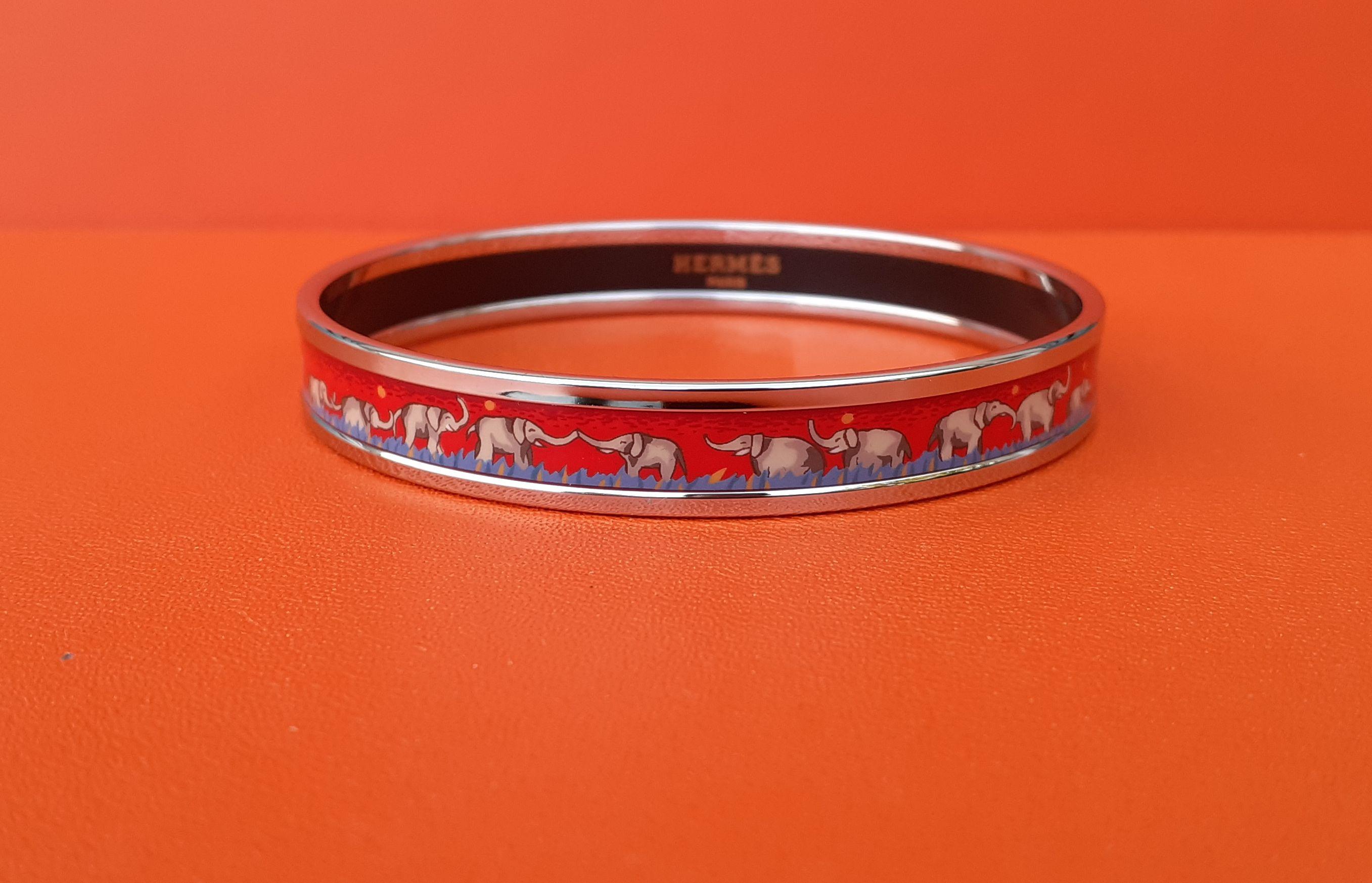 Gorgeous Authentic Hermès Bracelet

Pattern: Elephants Grazing

Hard to find ! One of the most thought after Hermès Bracelet

Made in Austria + J (2006)

Made of printed enamel and NEW palladium plated hardware (silver-tone)

Colorways: Red