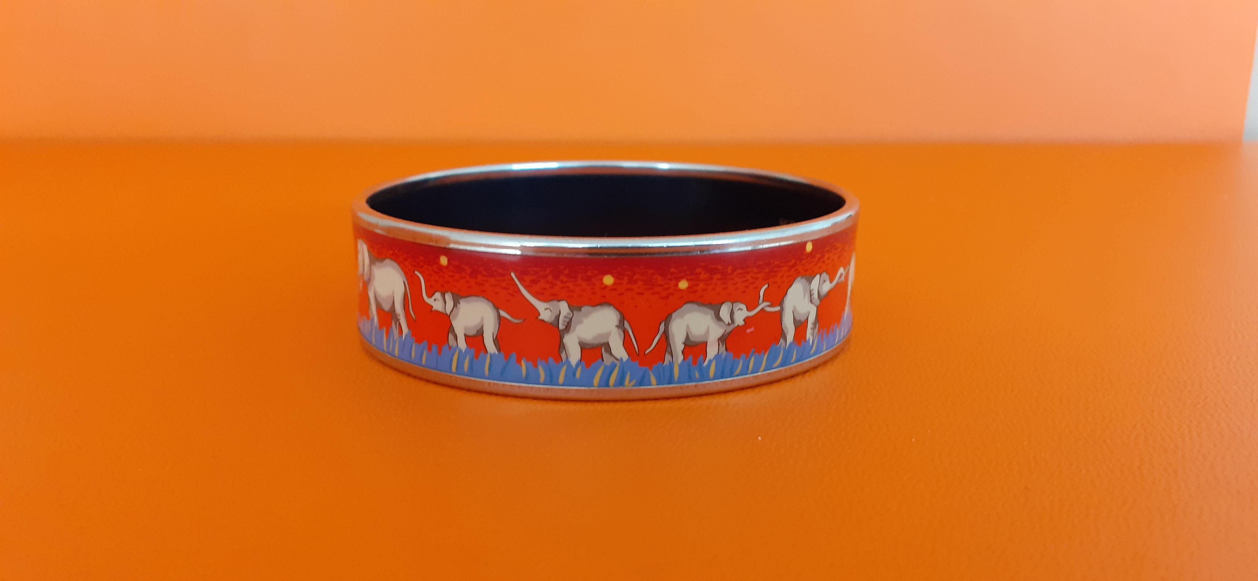 Beautiful and Rare Authentic Hermès Bracelet

Print: Elephants Grazing

Pattern: Elephants, Africa, Wild Animals

Hard to find ! One of the most thought after Hermès Bracelet

Made in Austria + F

Vintage bracelet from 2002

Made of printed enamel