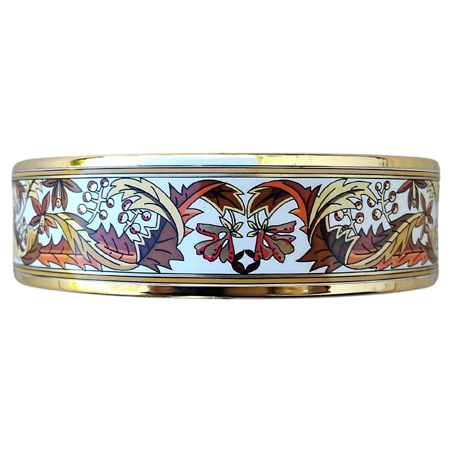 Magnifique bracelet Hermès authentique

Impression : feuillage d'automne

Fabriqué en Autriche + B 

En émail imprimé et quincaillerie plaquée or

Coloris : blanc, jaune, orange, marron, doré

Certains détails du motif sont dorés, ce qui confère au