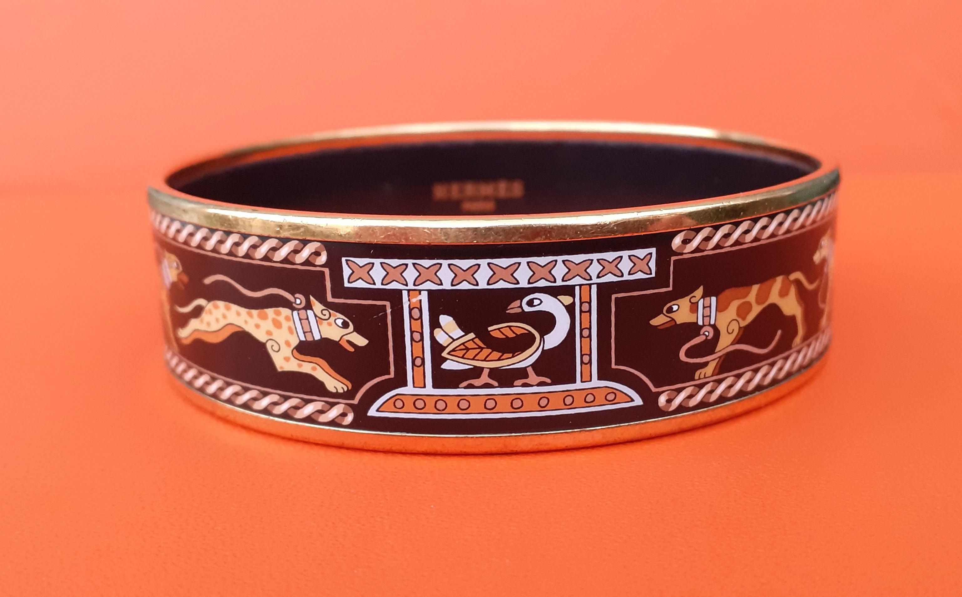 Beautiful Authentic Hermès Bracelet

Print: Lévriers (Greyhound dogs)

Hard to find 

Made in Austria + A (1997)

Made of printed enamel and gold plated hardware

Colorways: Black, Yellow, Brown, Orange

The collars, leashes and the interlacing