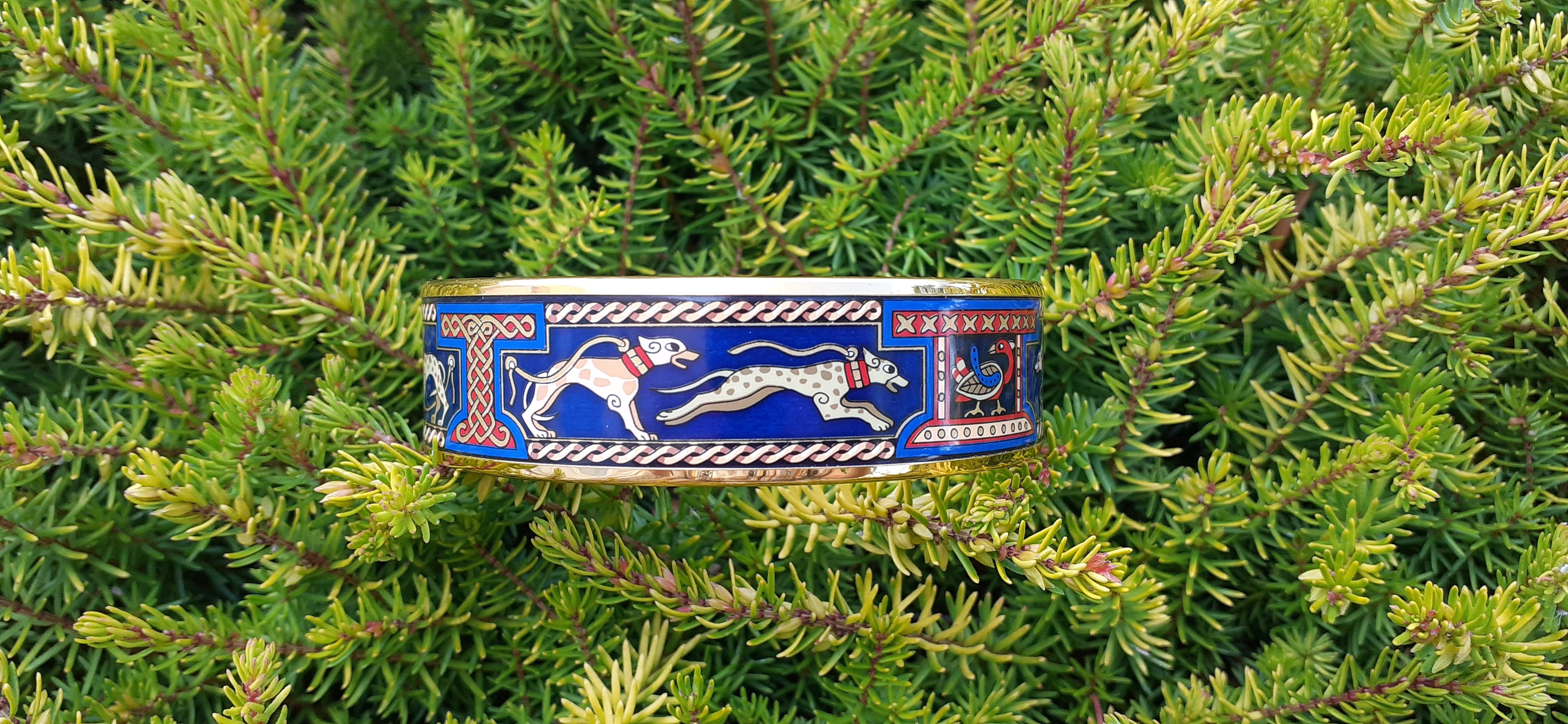 Gorgeous Authentic Hermès Bracelet

Print: Lévriers (Greyhound Dogs)

Made in Austria + Z (1996)

Made of printed enamel and yellow gold plated hardware

Colorways: Navy blue / Beige / Light green / Red

Leashes, collars, and decoration details