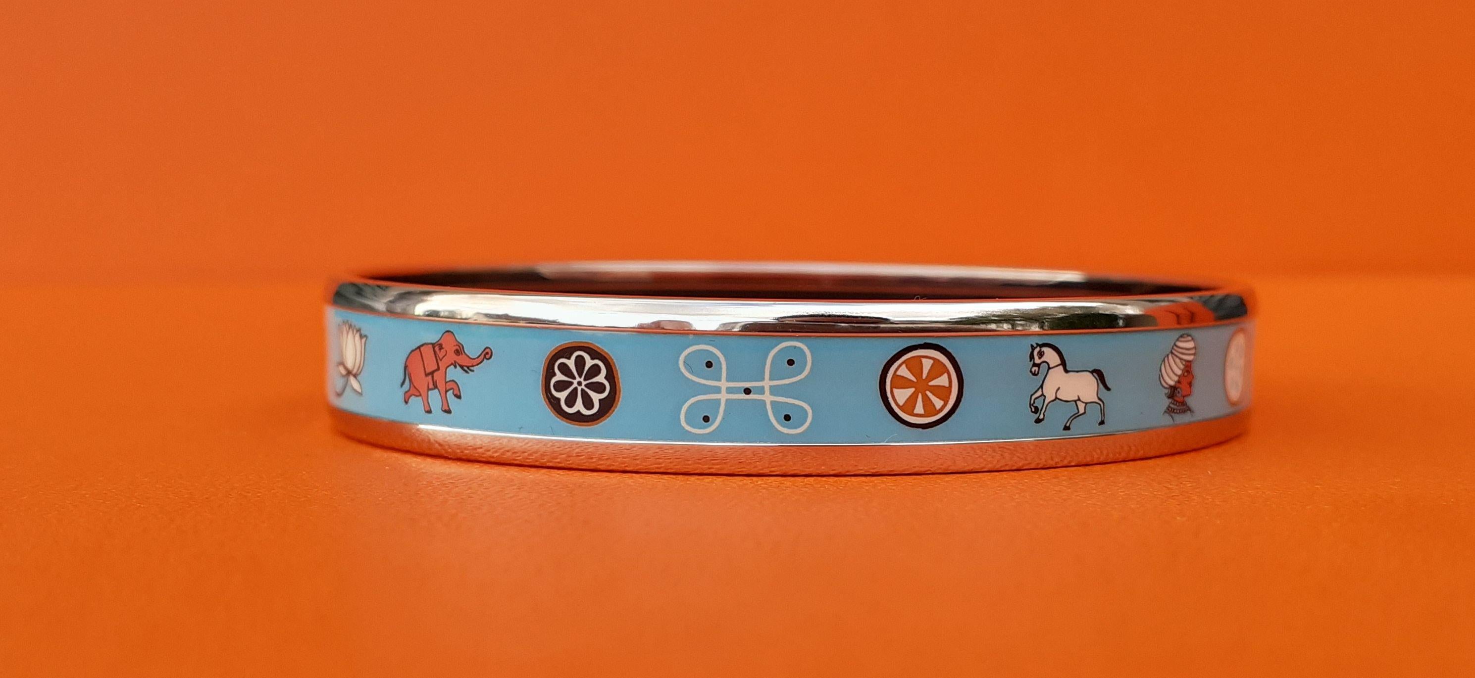 Cute Authentic Hermès Bracelet

Pattern: Indian Couple, Elephant, Horse, Fish, Flower

Made in Austria + L
 
Made of Printed Enamel and NEW Palladium Plated Hardware (Silver-tone)

Colors: Turquoise Blue, White, Orange

Size: 65

Measurements: 
-