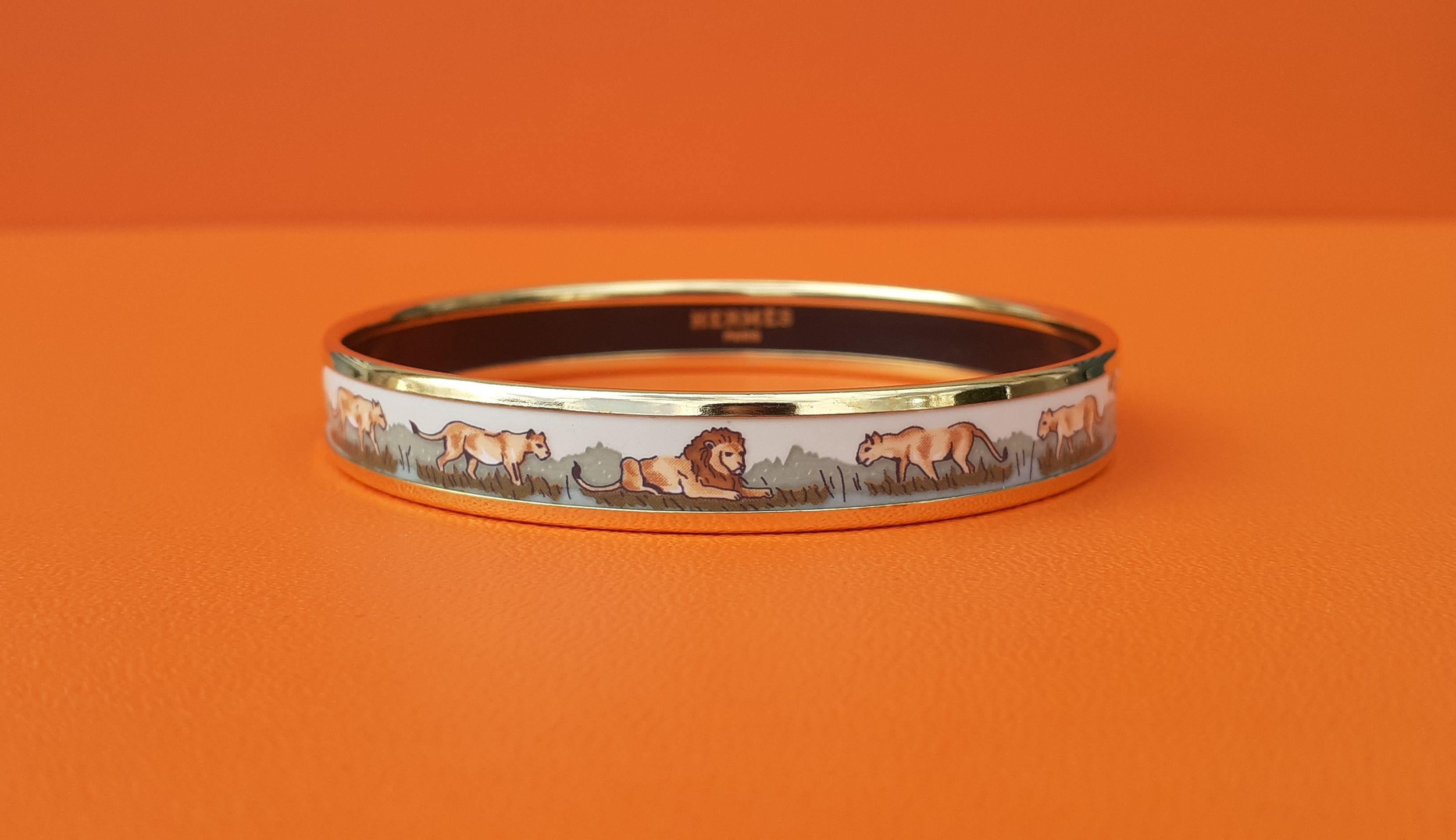 Beautiful Authentic Hermès Bracelet

Print: Lions and lionesses in Savannah

Theme: Africa, wild animals, jungle, savannah

Made in Austria + B (1998)

Vintage Bracelet

Made of printed enamel and yellow gold plated hardware

Colorways: beige,