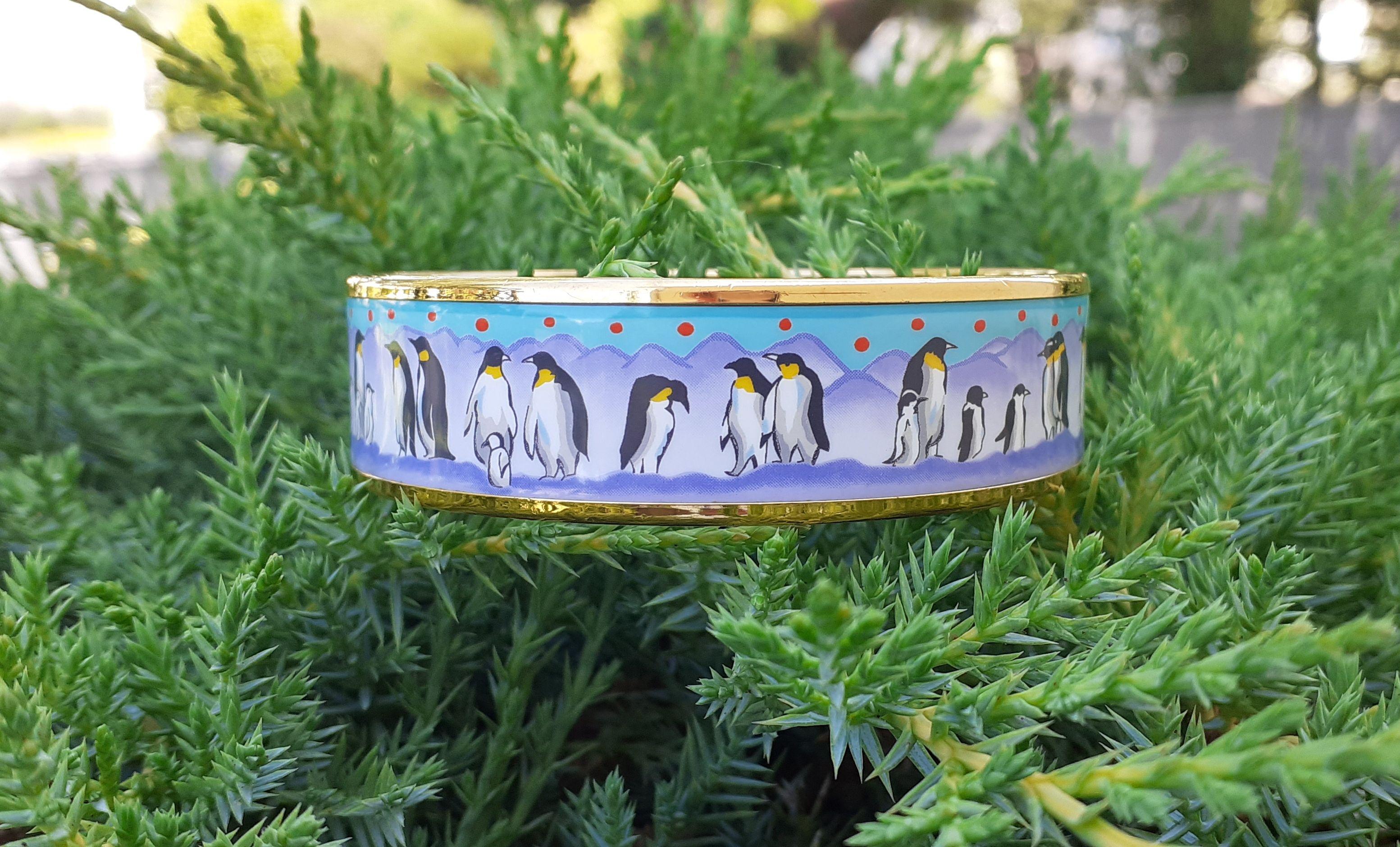 Super Cute Authentic Hermès Bracelet

Print: Penguins on ice

RARE bracelet, hard to find !

Made in Austria + E

Made of printed enamel and yellow gold plated hardware

Colorways: Purple and Turquoise Blue Background / Red Polka Dots / Black White