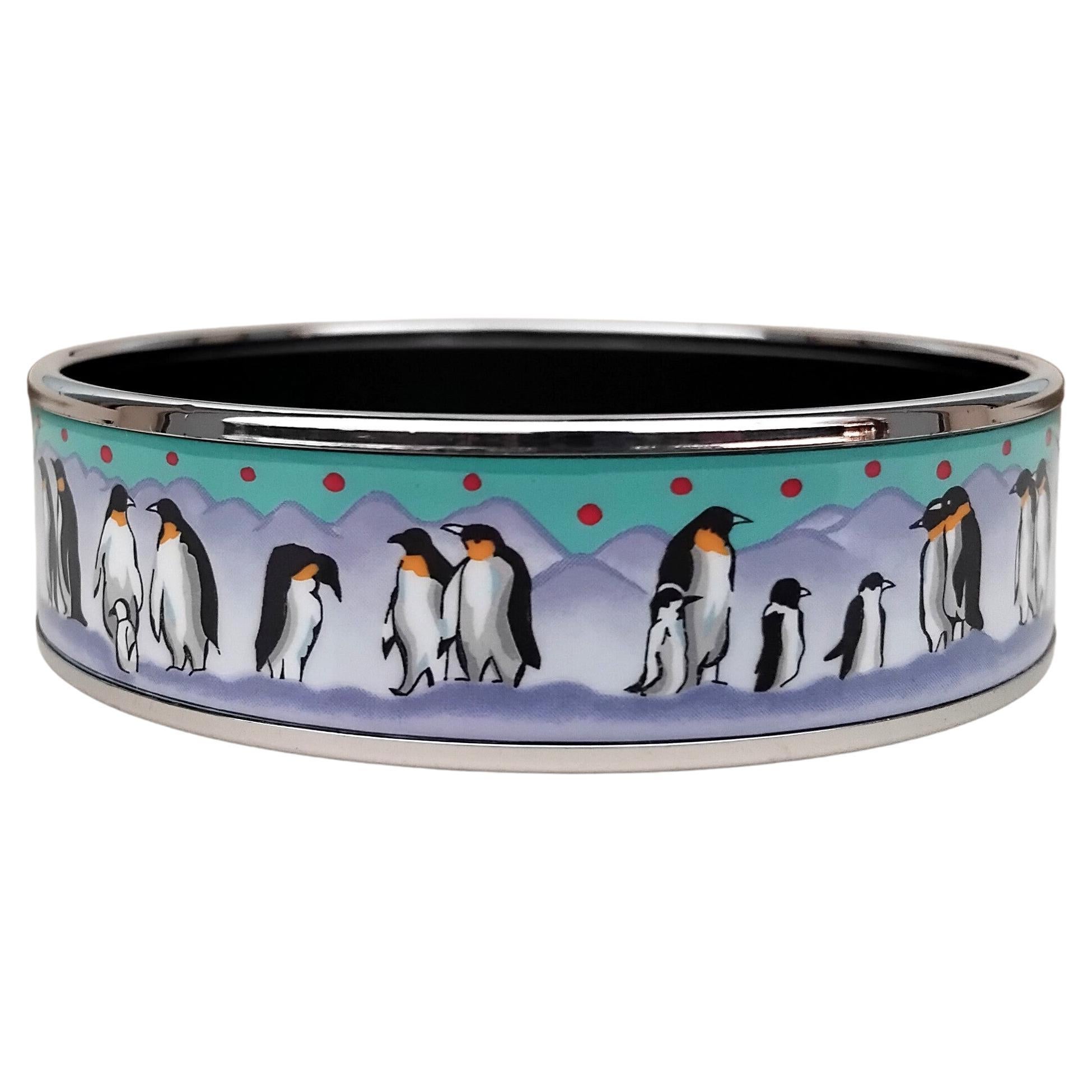 Adorabile e grazioso Bracciale autentico di Hermès

Stampa: Pinguini sul ghiaccio

Bracciale raro, difficile da trovare!

Made in Austria + E

Realizzato in smalto stampato e hardware placcato in palladio (tonalità argento)

Colori: Viola, Blu