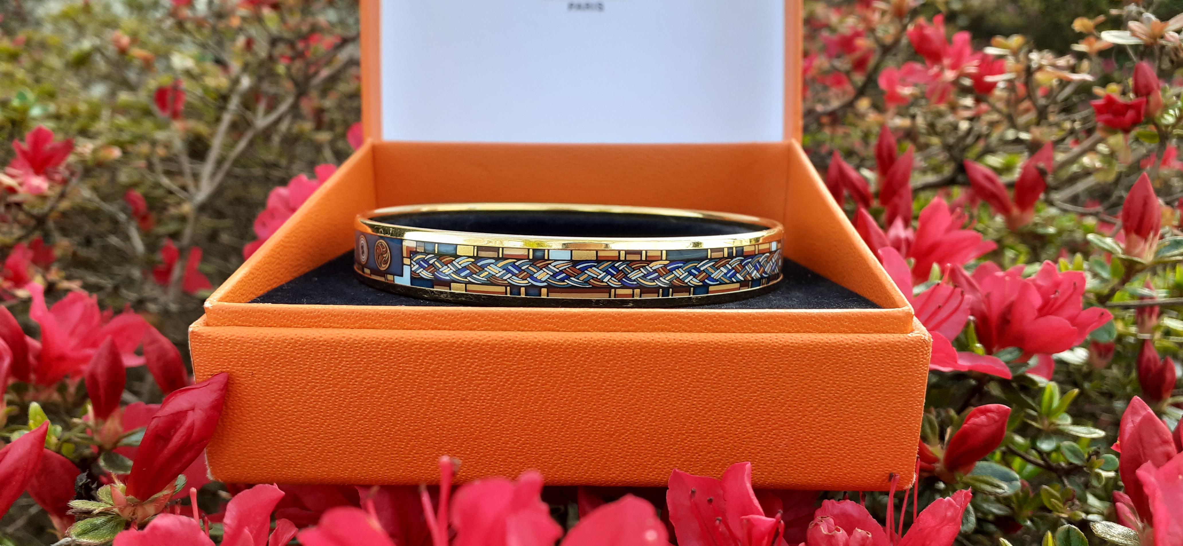 Women's Hermès Enamel Bracelet Petite Main Print Narrow Ghw Size GM 70 For Sale