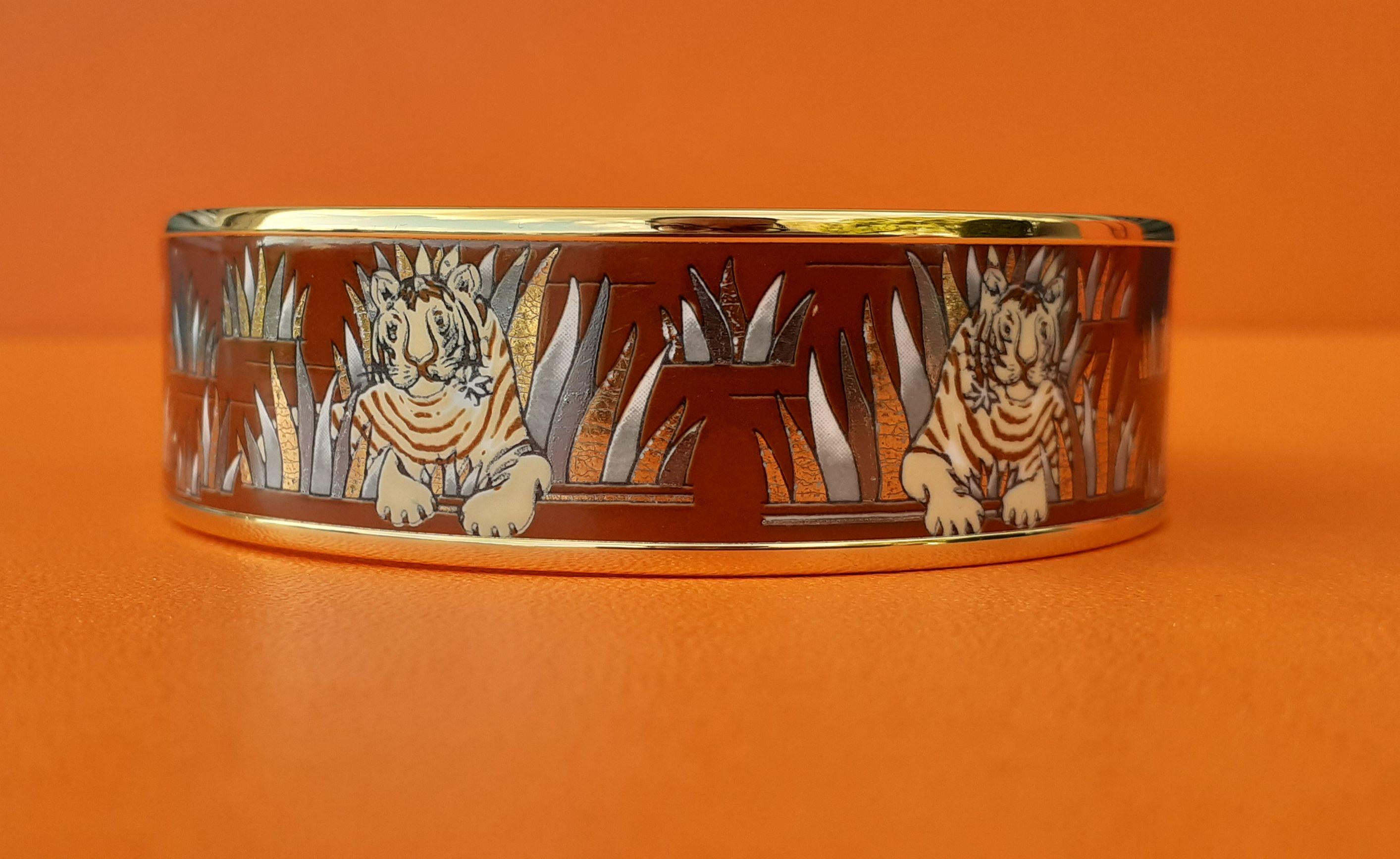 Extremely RARE and Beautiful Authentic Hermès Bracelet

Pattern: Tigers in the herbs

Designed by Joachim Metz in 1979 

The bracelet is decorated with 6 drawings of tigers

Made in Austria

Vintage Item

Made of Enamel and NEW Yellow Gold plated