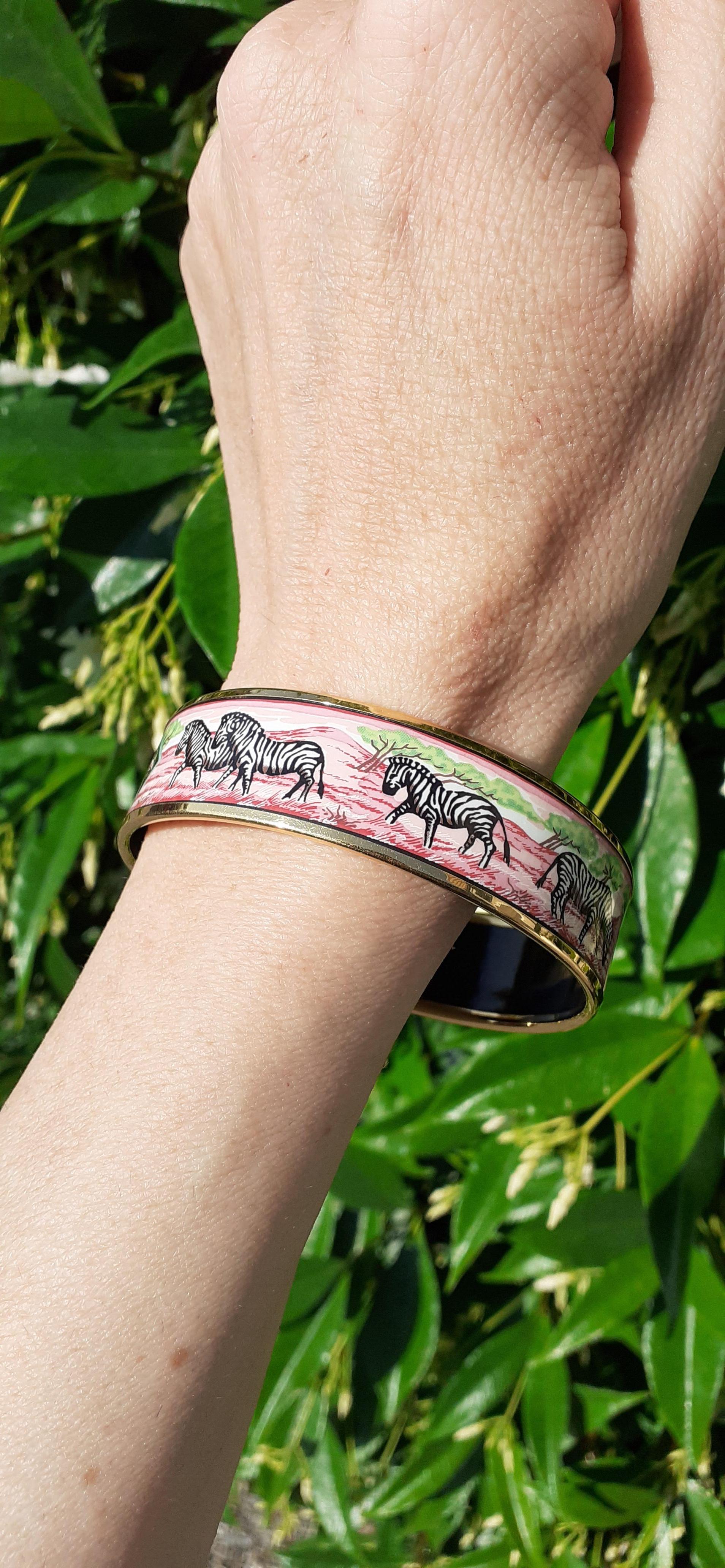 Hermès Bracelet émail Zebras Toucans Tropiques Rose Ghw Grand modèle GM 70 en vente 10