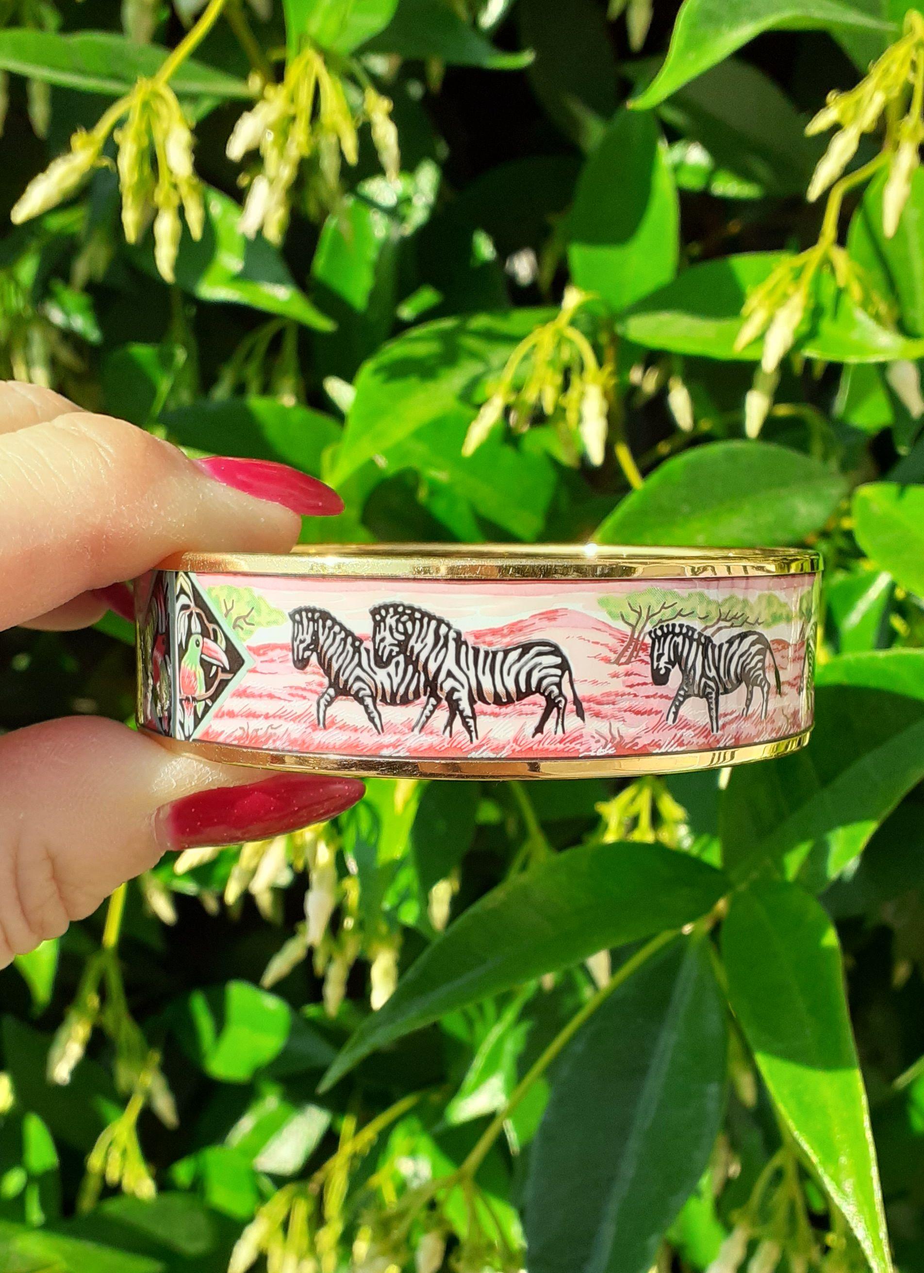 Hermès Bracelet émail Zebras Toucans Tropiques Rose Ghw Grand modèle GM 70 en vente 12