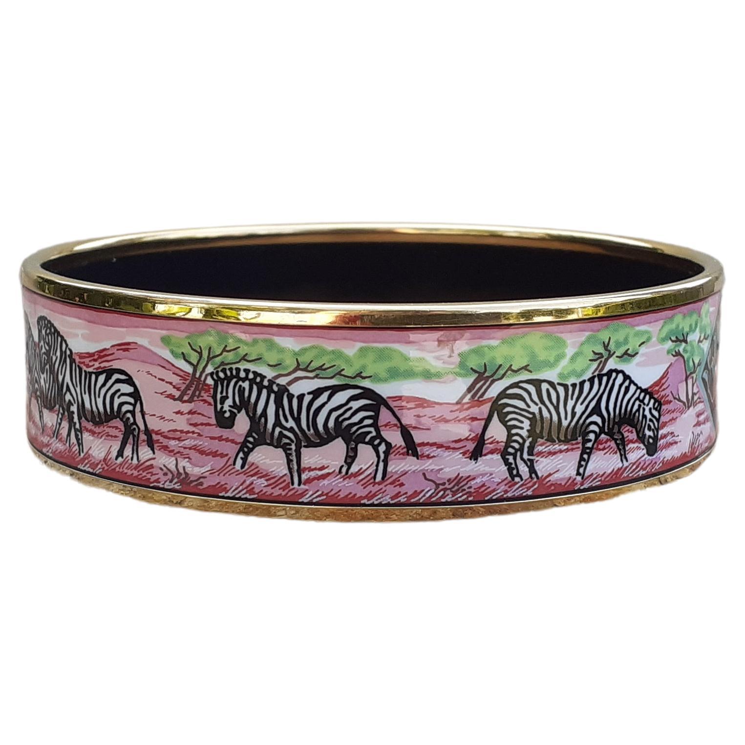 Hermès Bracelet émail Zebras Toucans Tropiques Rose Ghw Grand modèle GM 70 en vente