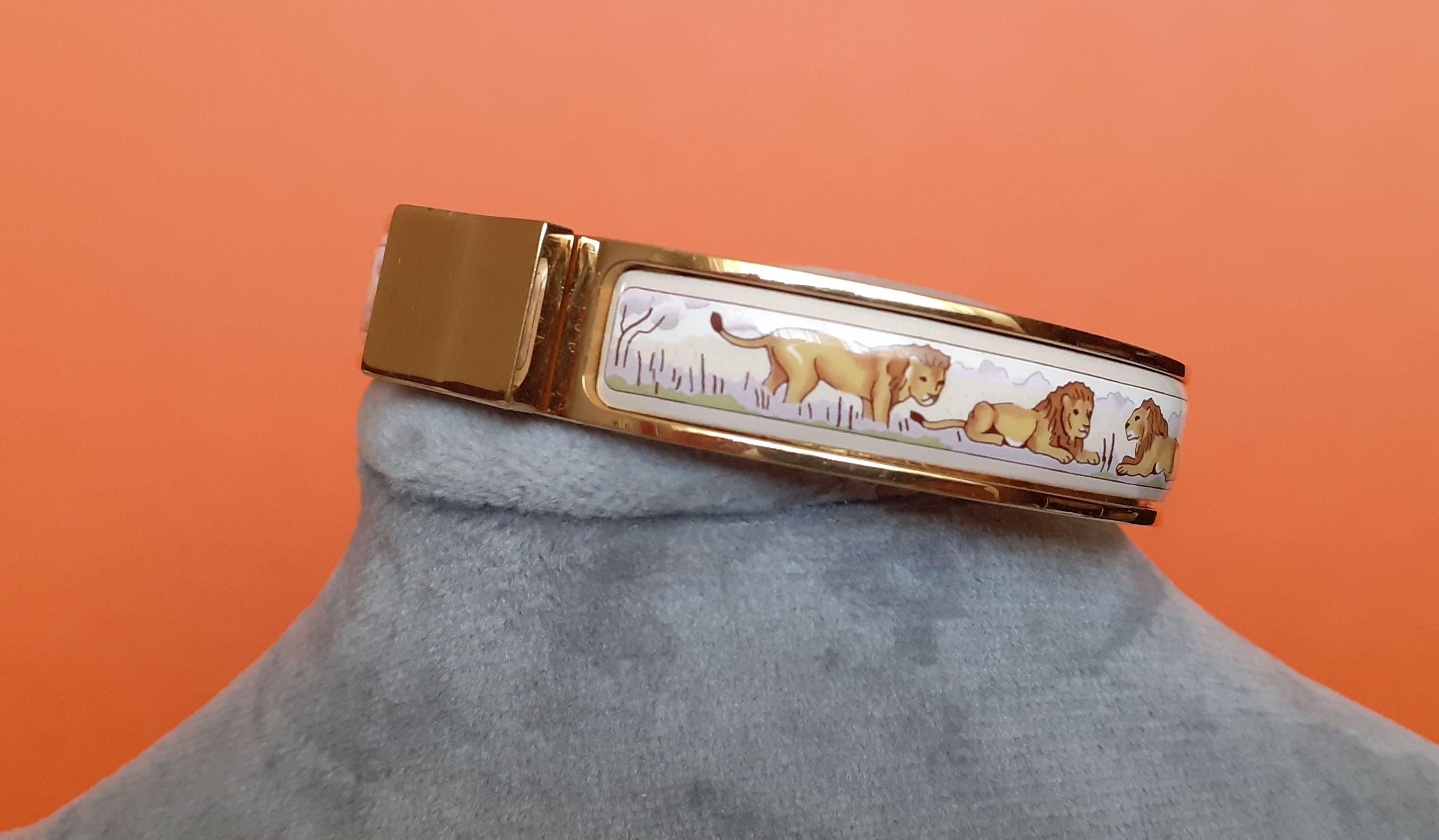 Seltene und so niedlich Authentic Hermès-Armband 

Muster: Löwen und Löwinnen in Savannah

