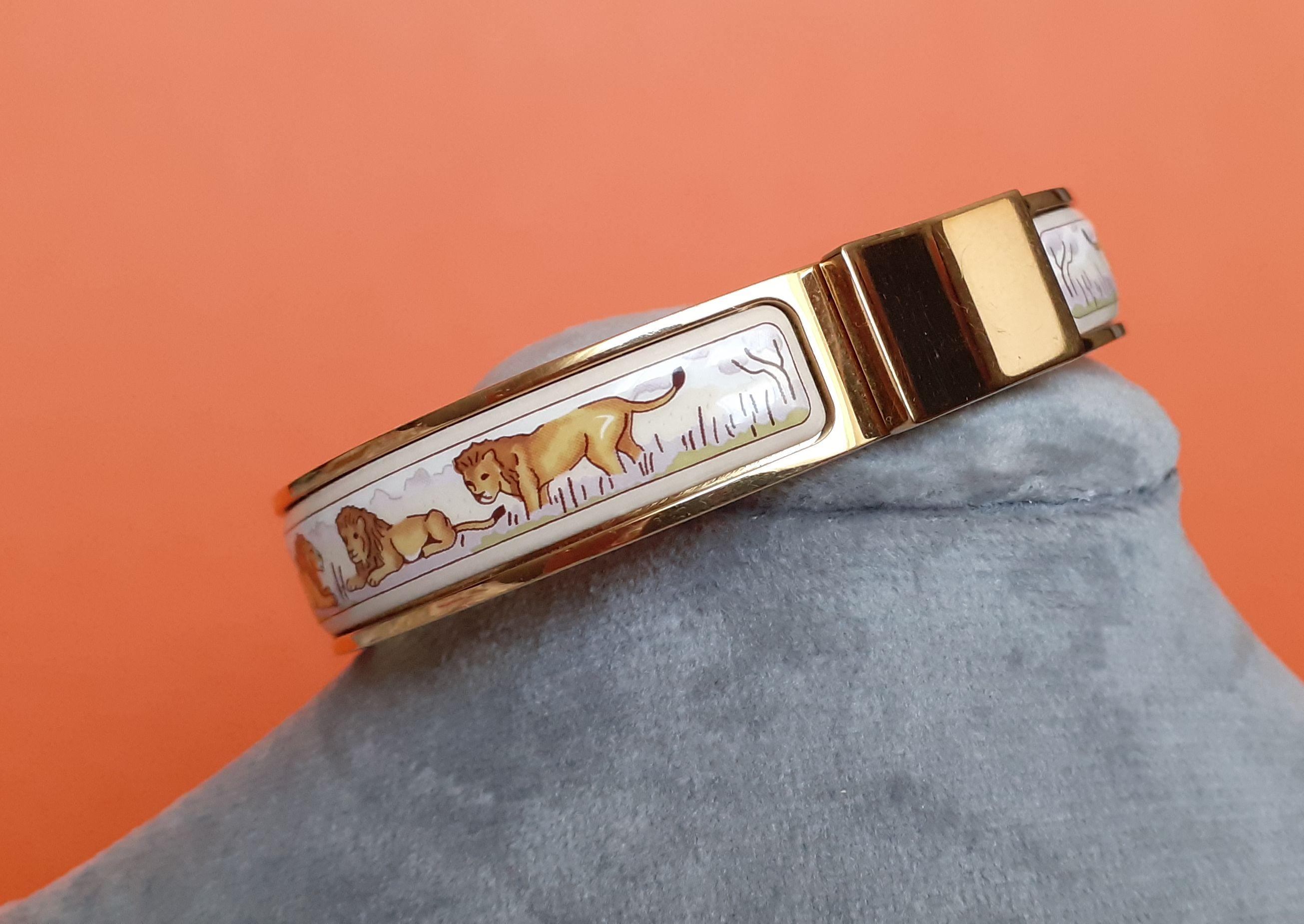 Hermès Emaille Clic Clac Armband Löwen und Löwinnen Gold Hdw Größe GM Damen im Angebot