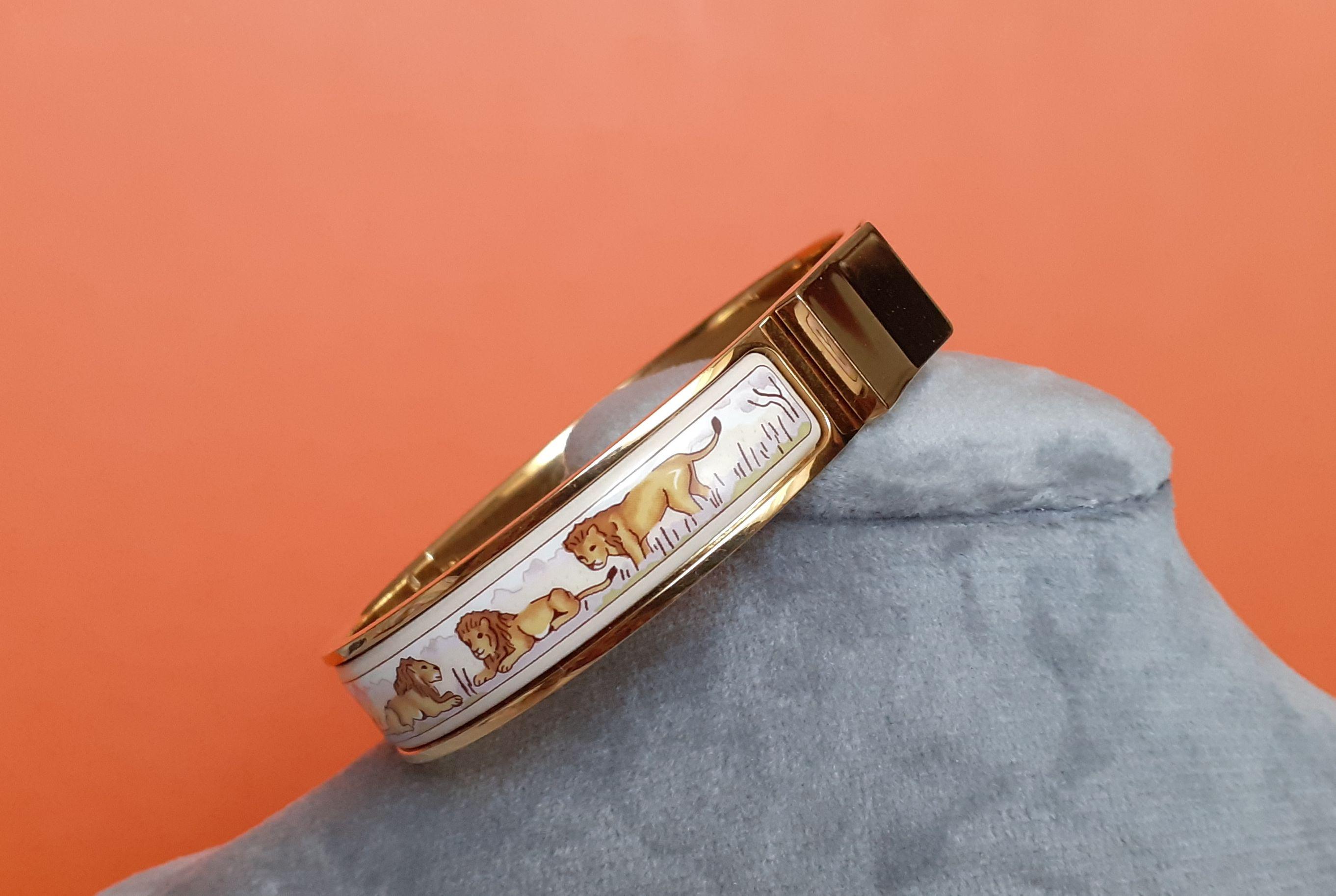 Hermès Emaille Clic Clac Armband Löwen und Löwinnen Gold Hdw Größe GM im Angebot 6