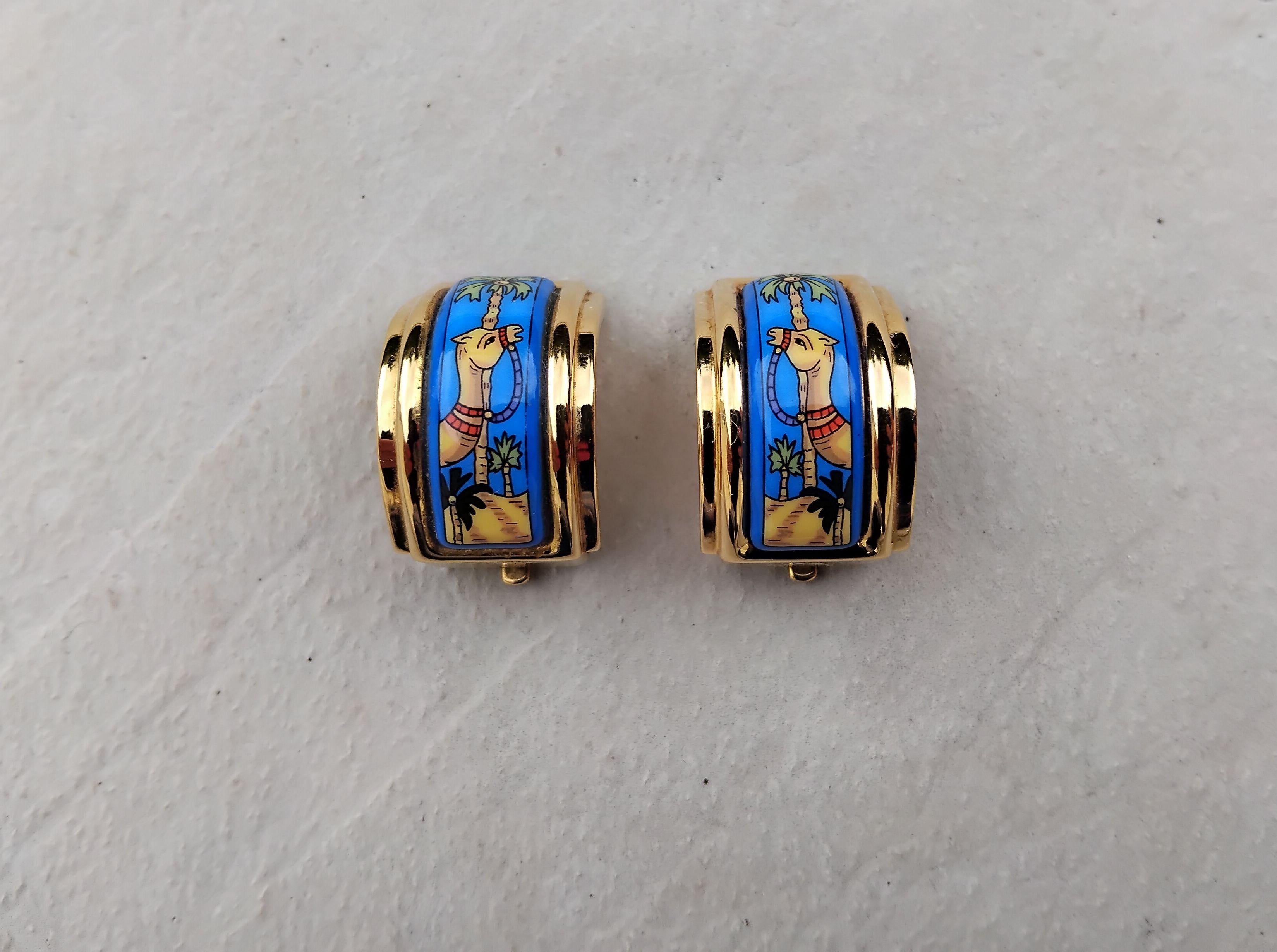 Hermès Boucles d'oreilles à clip en émail camel dans le désert en vente 1
