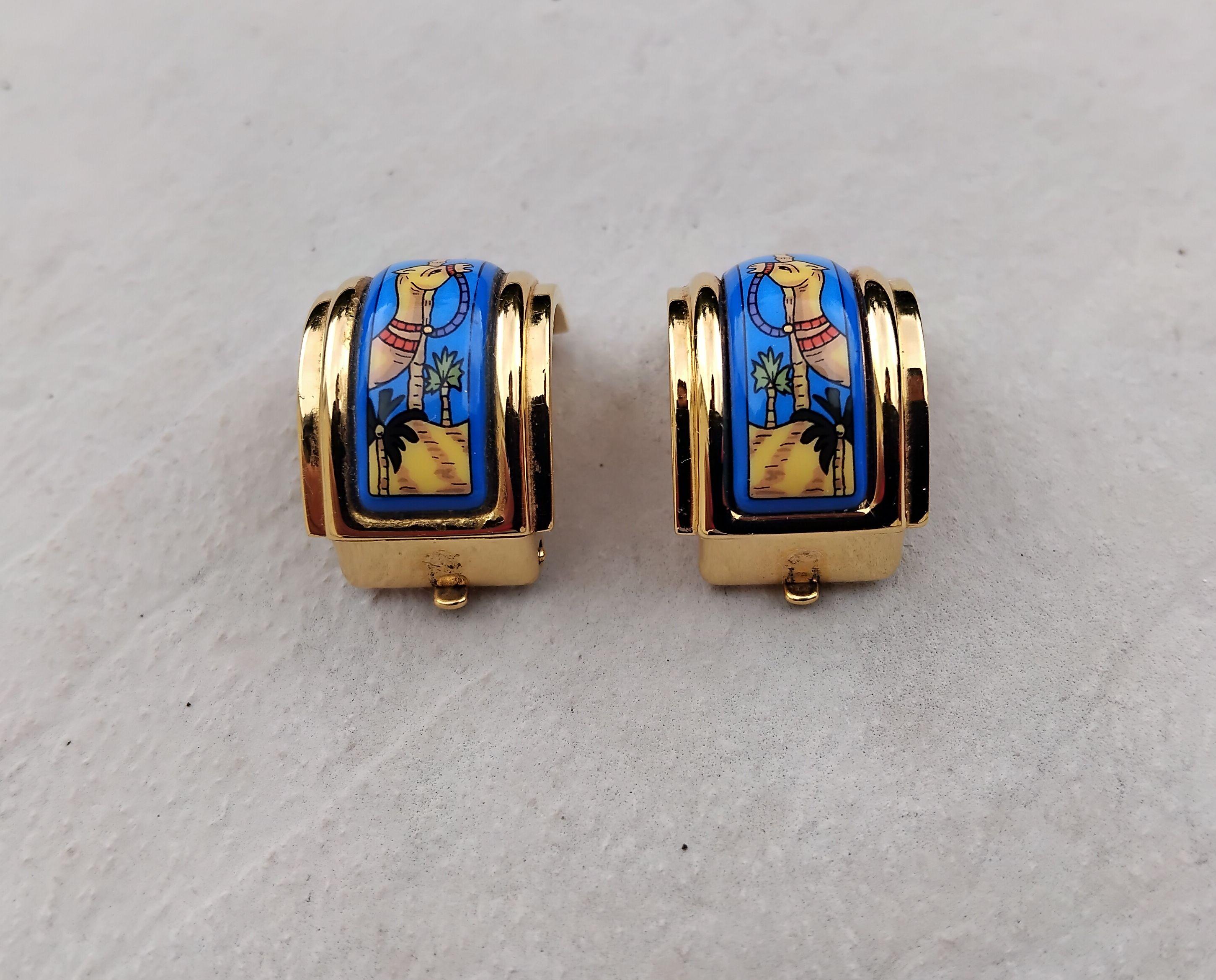 Hermès Boucles d'oreilles à clip en émail camel dans le désert en vente 2