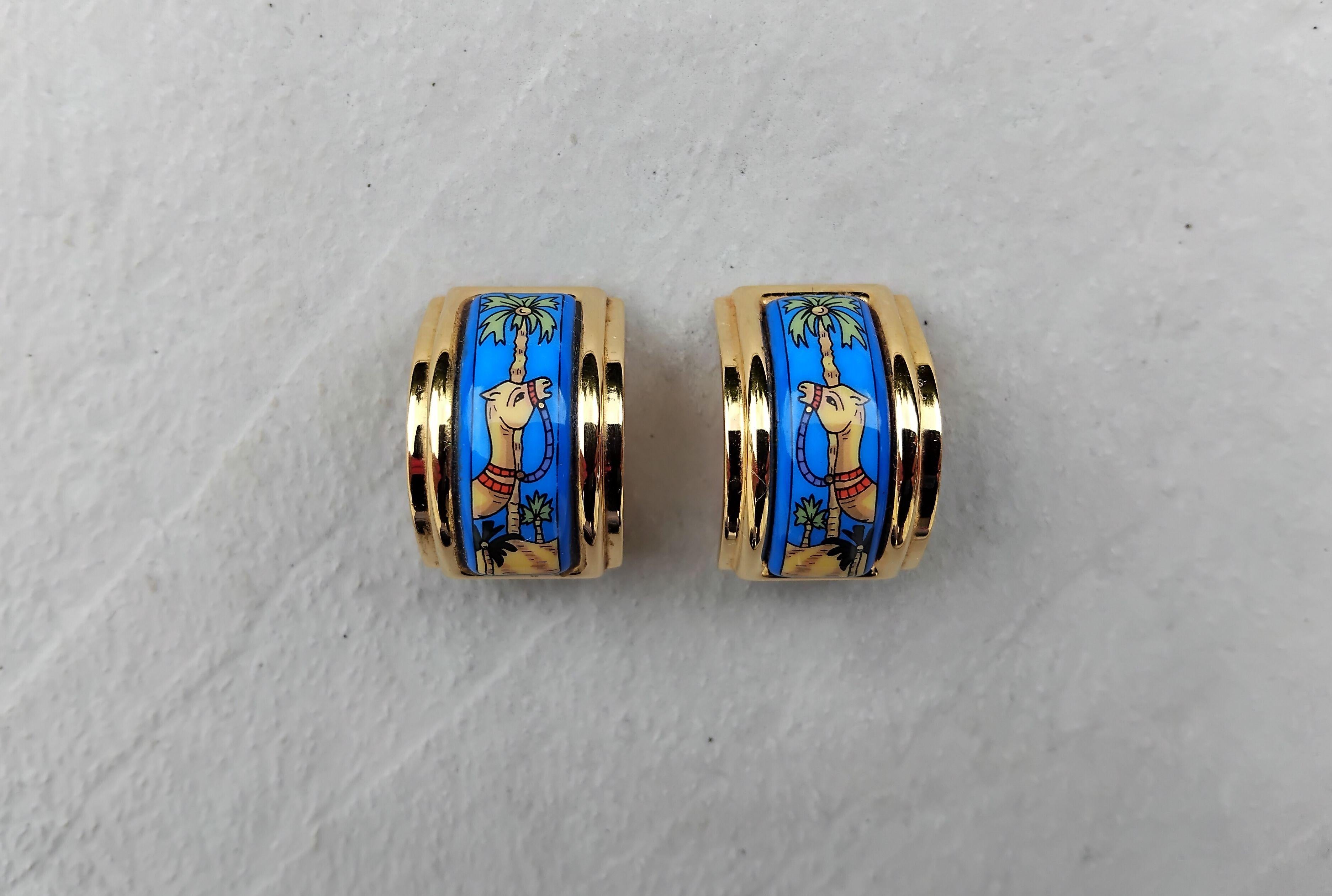 Hermès Boucles d'oreilles à clip en émail camel dans le désert en vente 3
