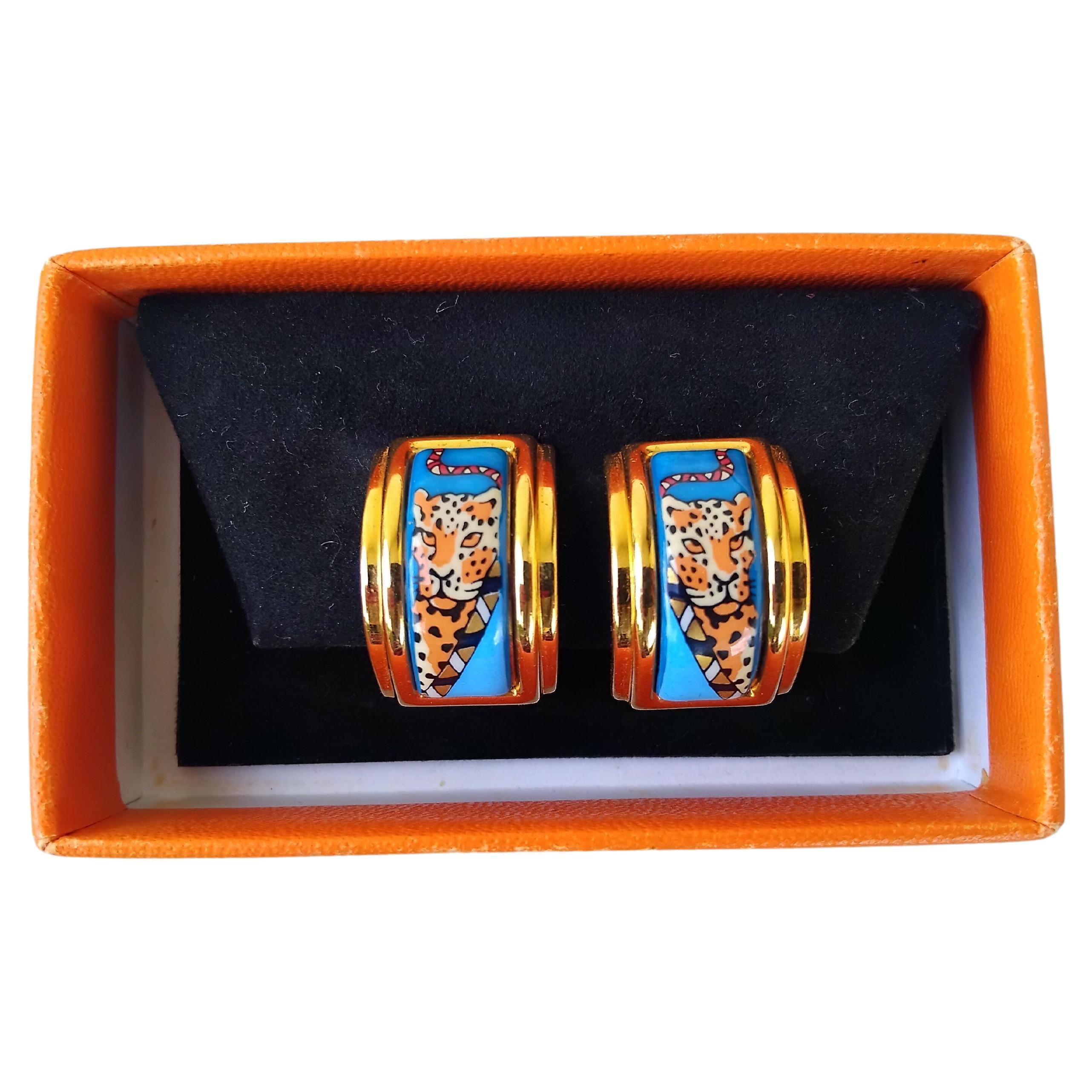 Beautiful and Rare Authentic Hermès Earrings

Print: Cheetah / Leopard 

Print from the silk collection, certainly inspired by the 