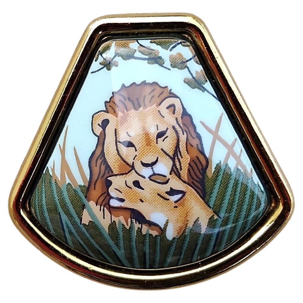 Wunderschöne und seltene authentische Hermès-Ohrringe

Drucken: Löwe und Löwin

Trapezförmig / Emaillierter Teil gewölbt

Hergestellt aus Emaille gedruckt und gelb vergoldet Hardware

Farbvarianten: Beige, Grün

