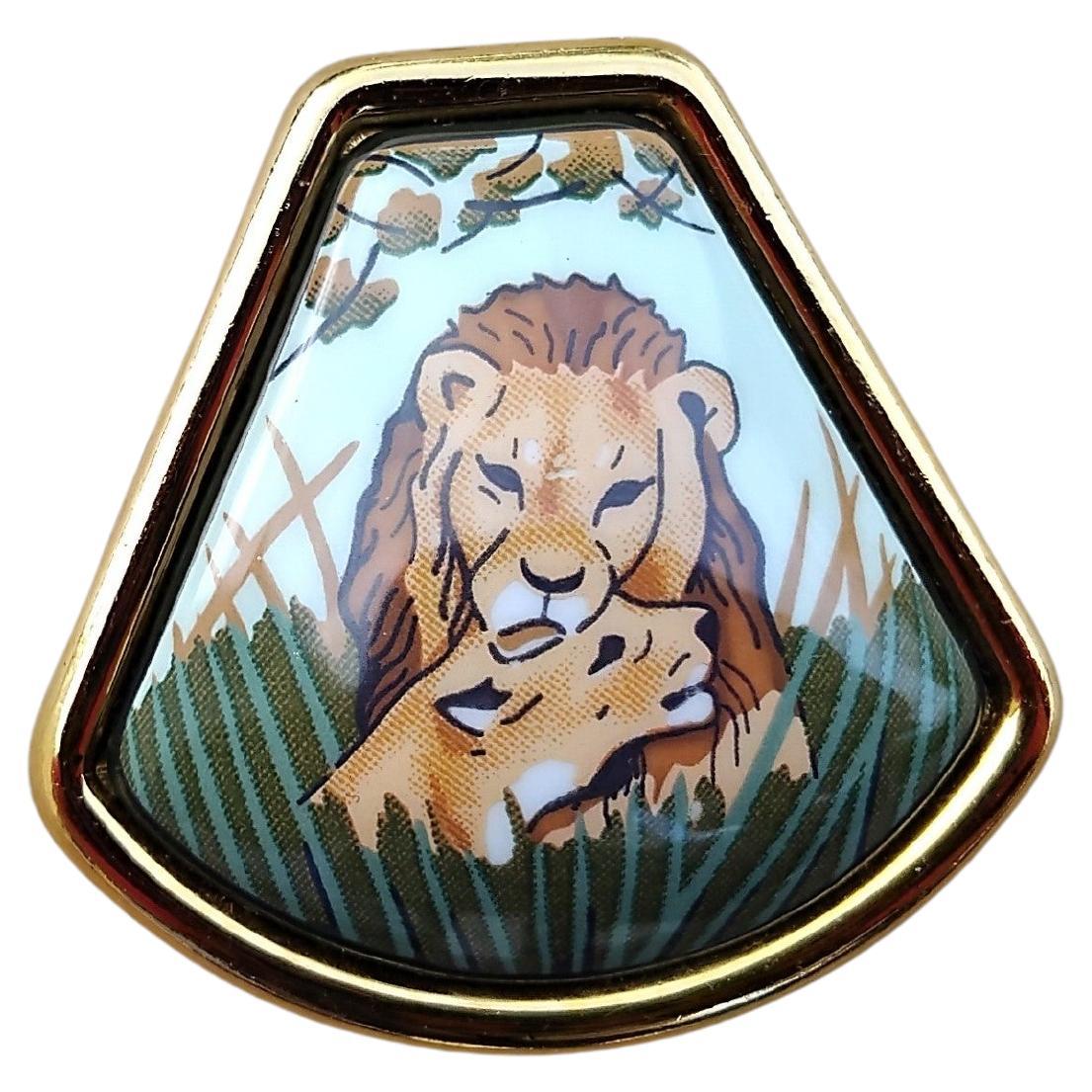 Hermès Emaille-Ohrringe Löwe Löwin Afrika Goldene Hardware im Zustand „Hervorragend“ im Angebot in Corcoué Sur Logne, Loire-Atlantique