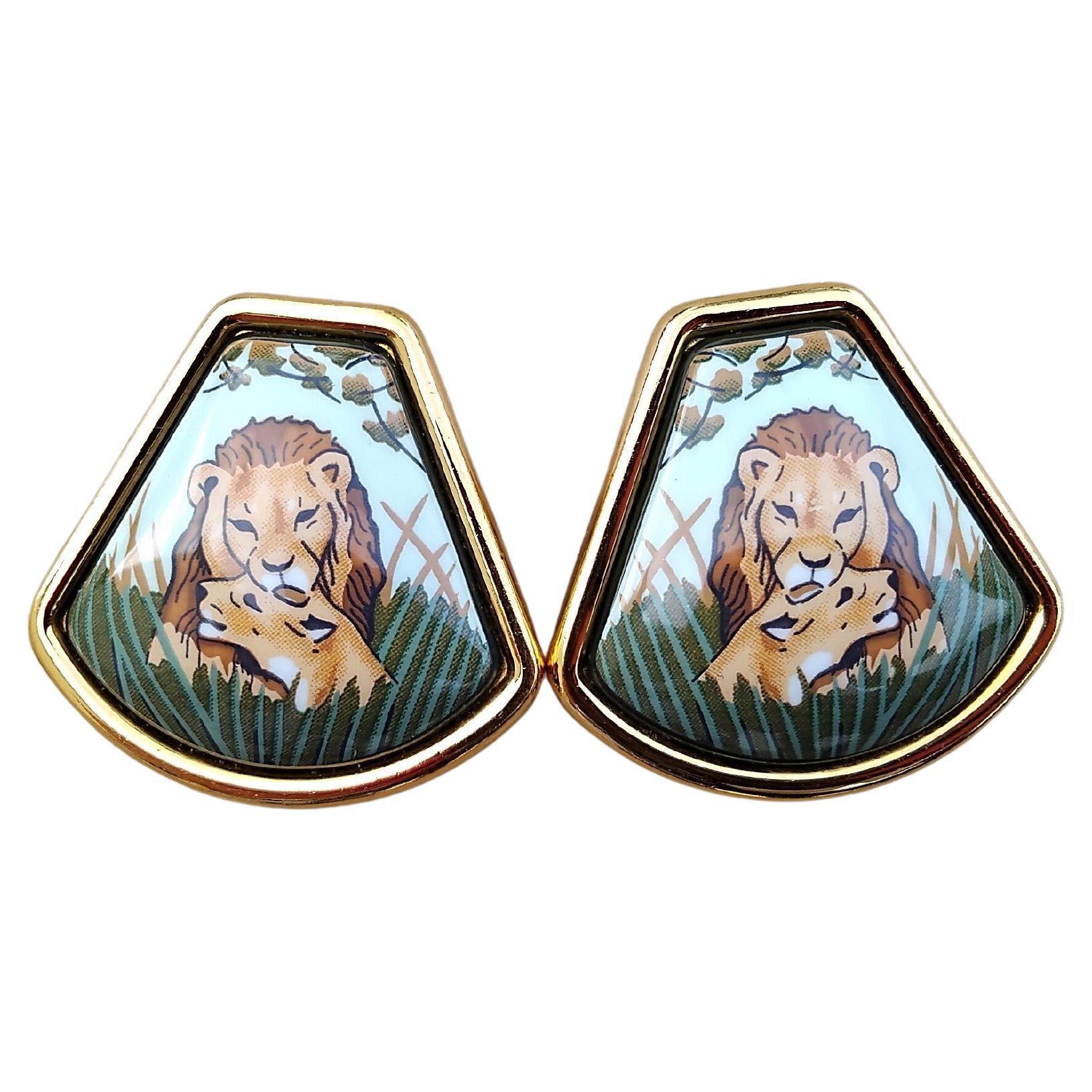 Hermès Emaille-Ohrringe Löwe Löwin Afrika Goldene Hardware im Angebot