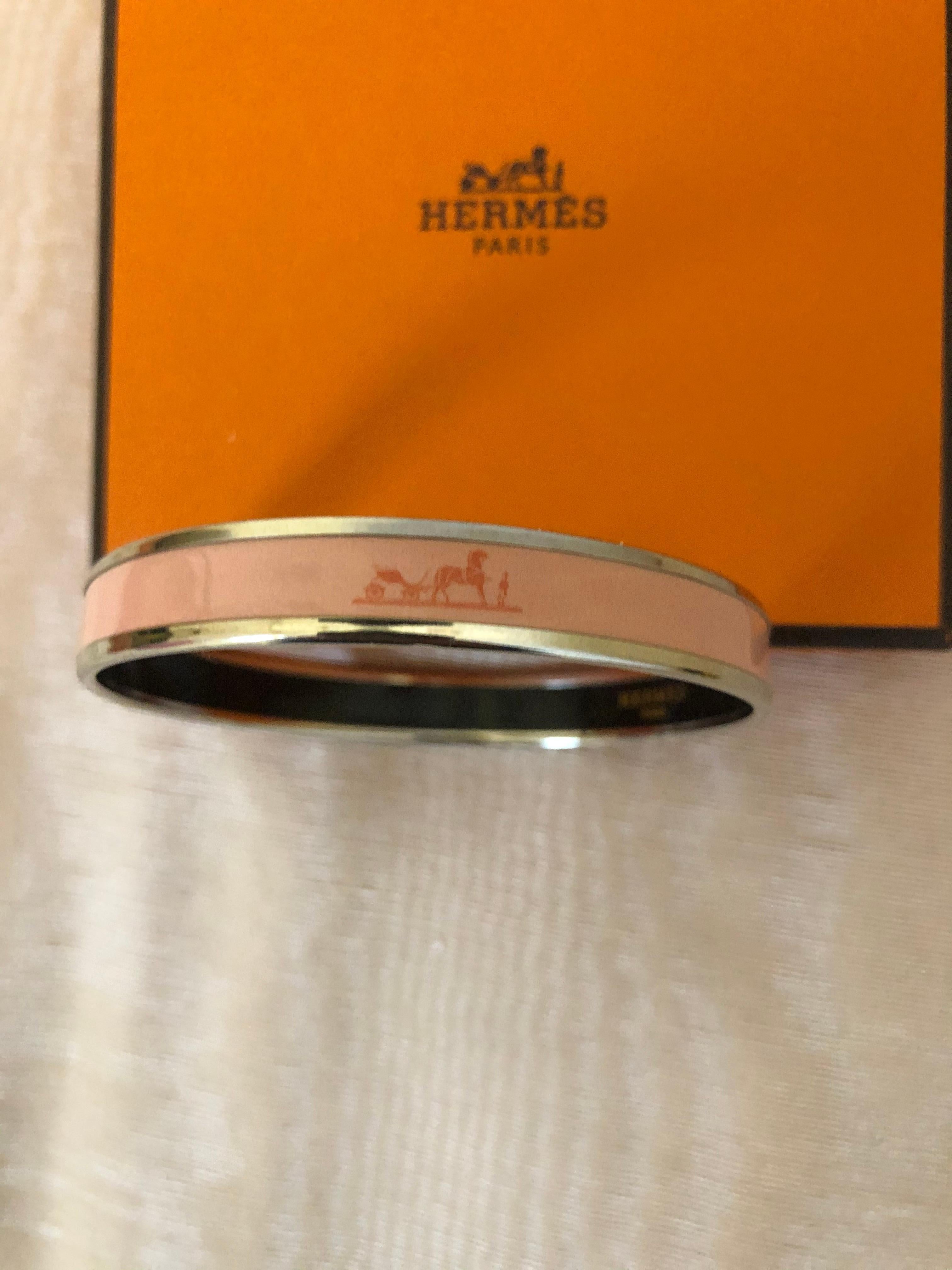 Iconic Hermes Horse and Carriage design, this bangle is in excellent condition and comes with its dust bag and box.