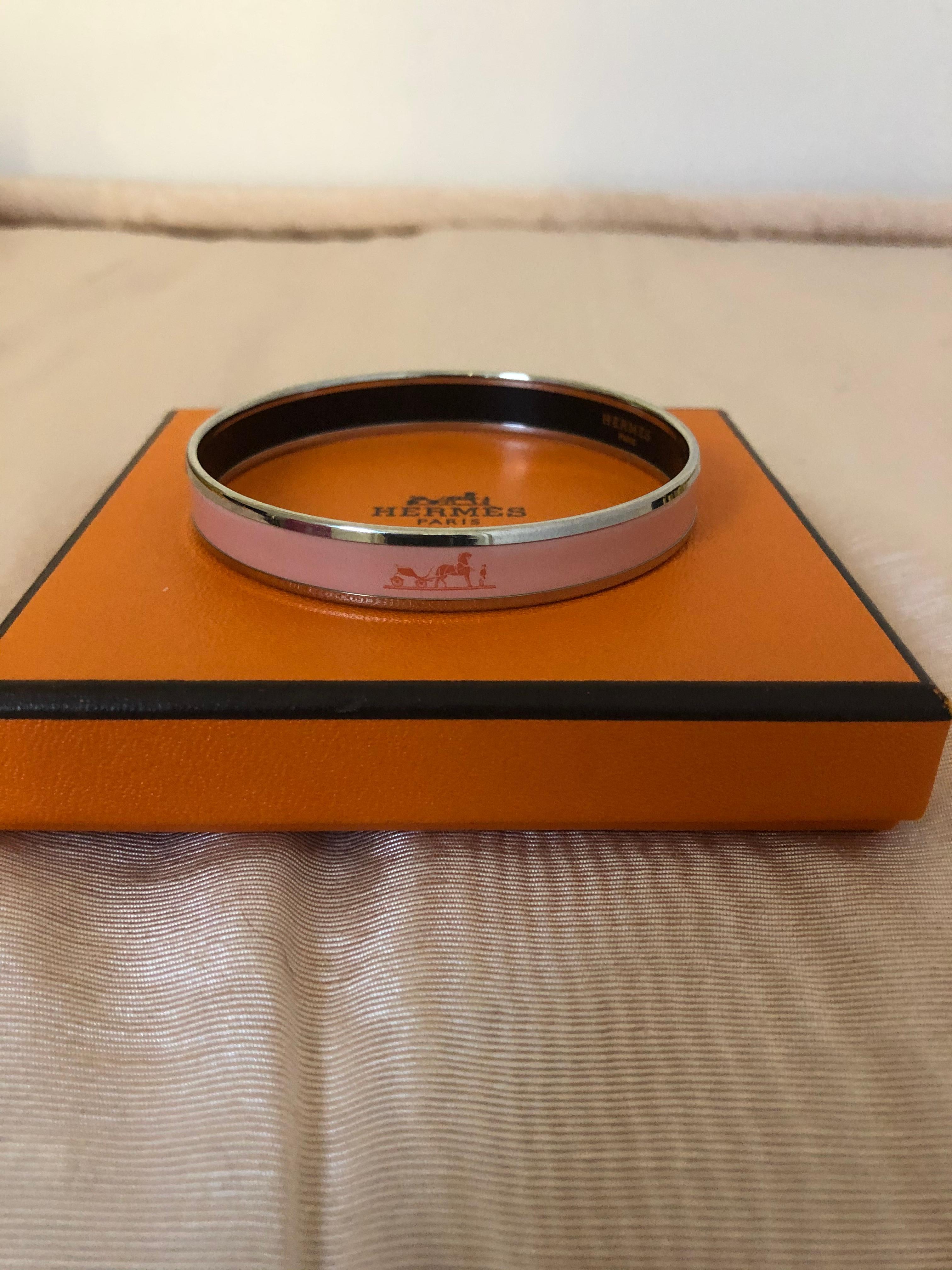 Hermes Enamel Peach Caleche Bangle (E-2000) w/Dust Bag and Box PM65 In Excellent Condition In Port Hope, ON
