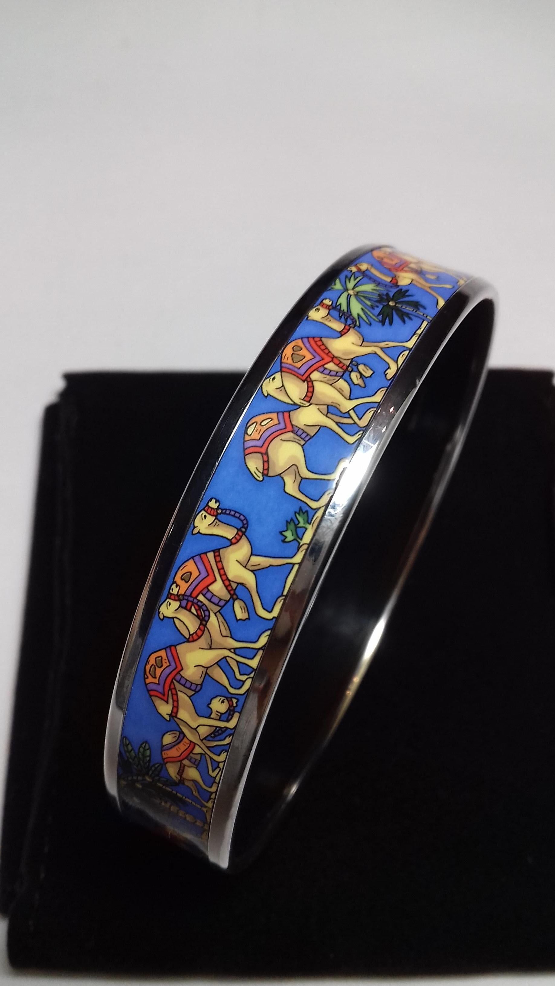 Beautiful and RARE Authentic Hermès Bracelet

Pattern: Chameaux et Palmiers (Camels and Palm Trees)

Hard to find !

Made in Austria + E

Made of printed Enamel and Palladium Plated Hardware

Colorways: Bleu, Beige, Green, Silver-Tone rims

