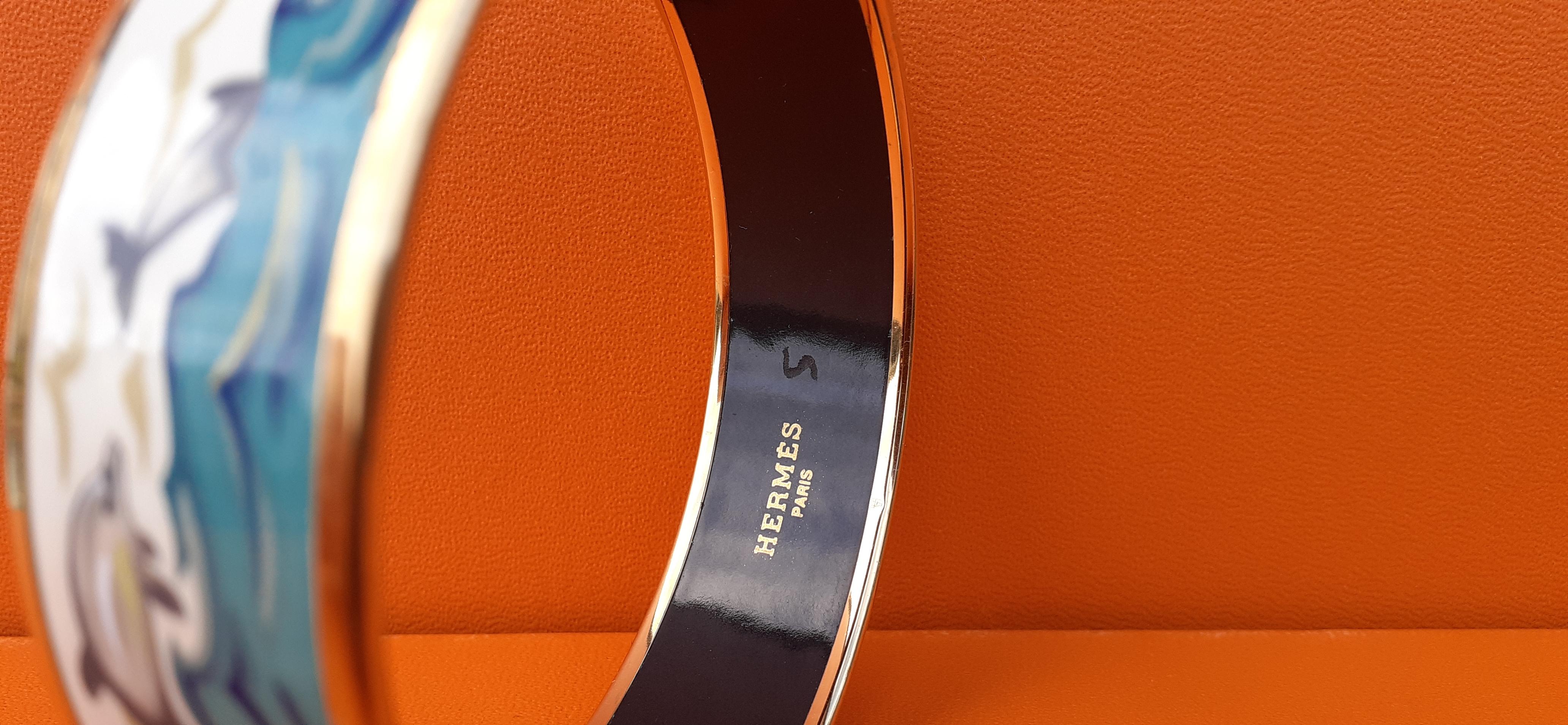 Hermès Emaille gedruckt Armband Delphine in See Gold Hdw Größe GM 70 RARE im Angebot 7