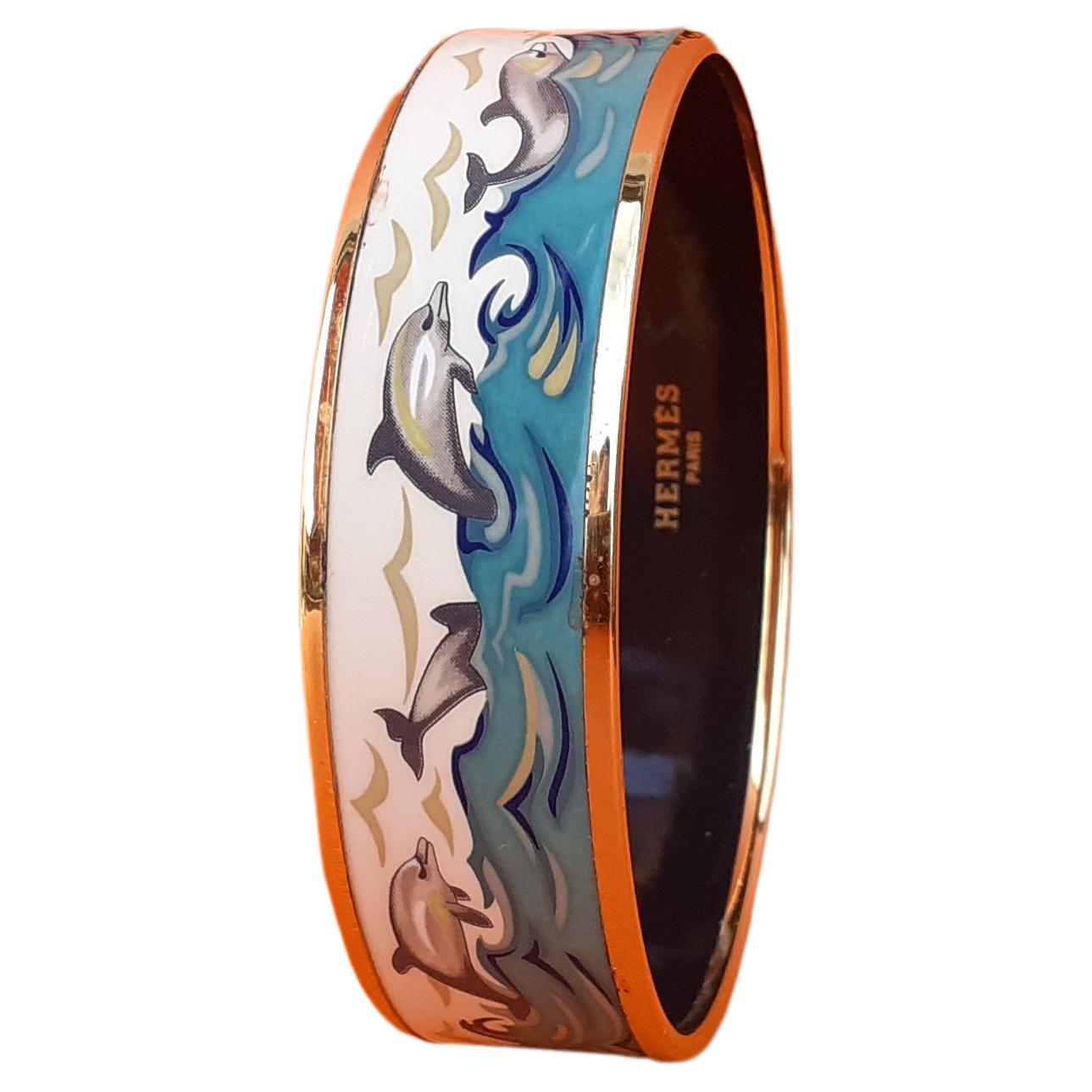 Beautiful Authentic Hermès Bracelet

Pattern: Dolphins in See

RARE bracelet, hard to find with golden hardware !

Made in Austria + C (1999)

Made of Enamel and Yellow Gold Plated Hardware

Colorways: Cream / Blue / Grey


