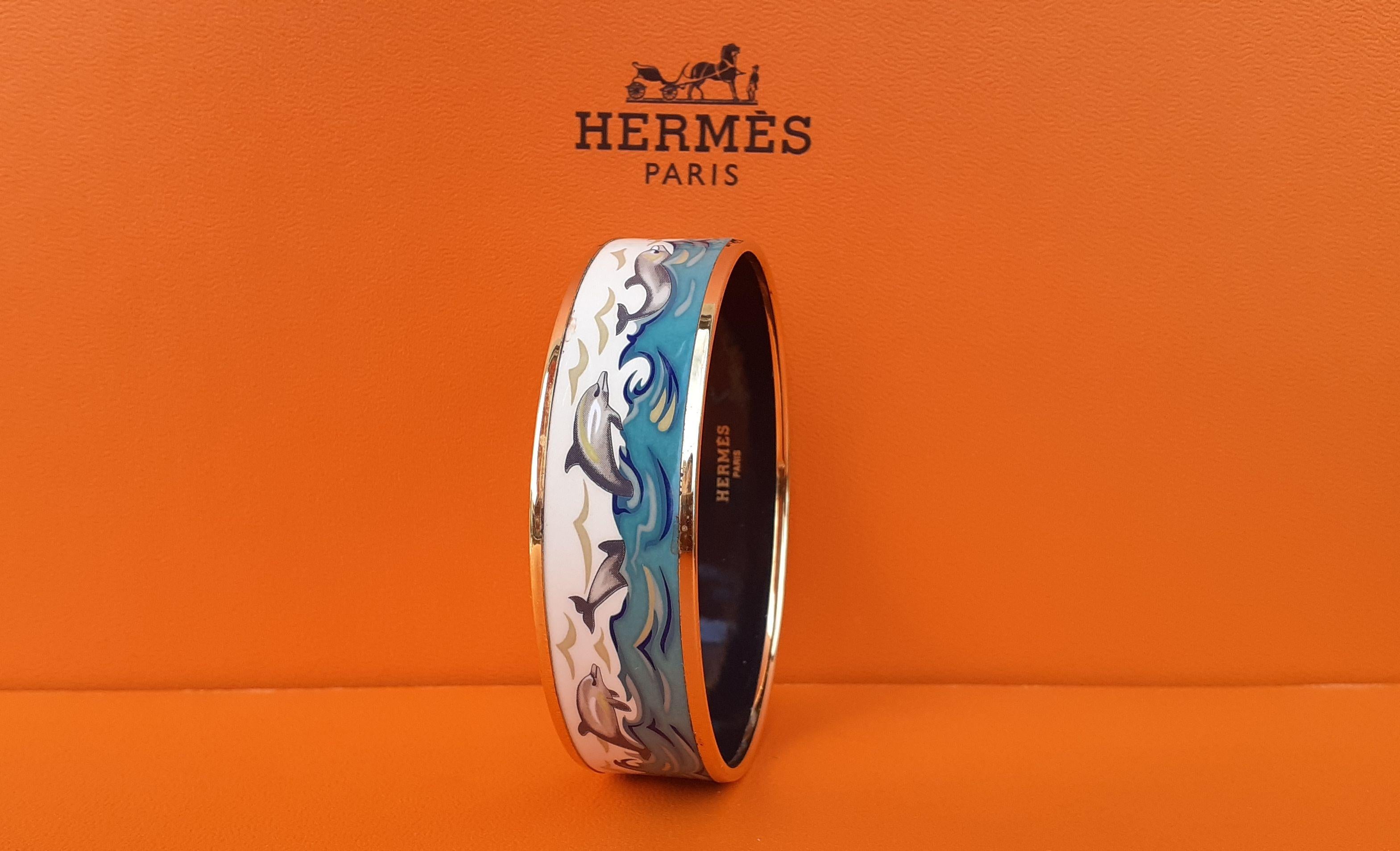 Hermès Emaille gedruckt Armband Delphine in See Gold Hdw Größe GM 70 RARE Damen im Angebot
