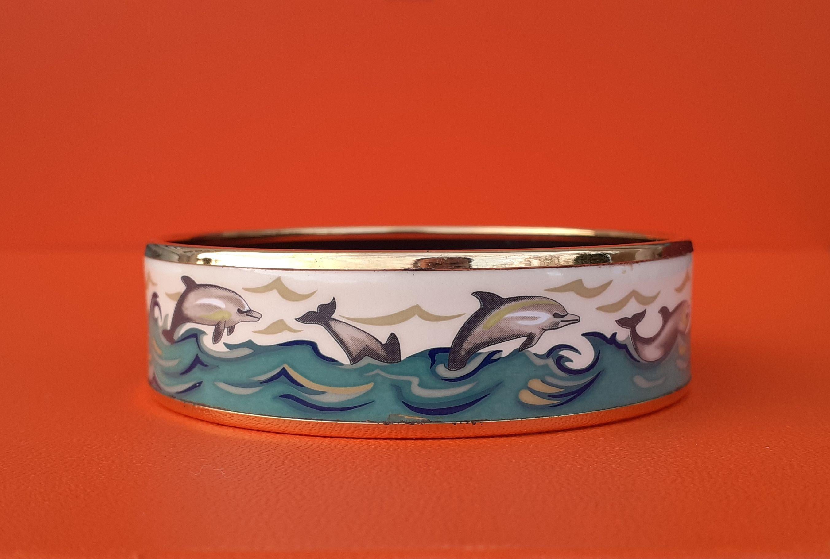 Hermès Enamel Printed Bracelet Dolphins in See Gold Hdw Size GM 70 RARE For Sale 2