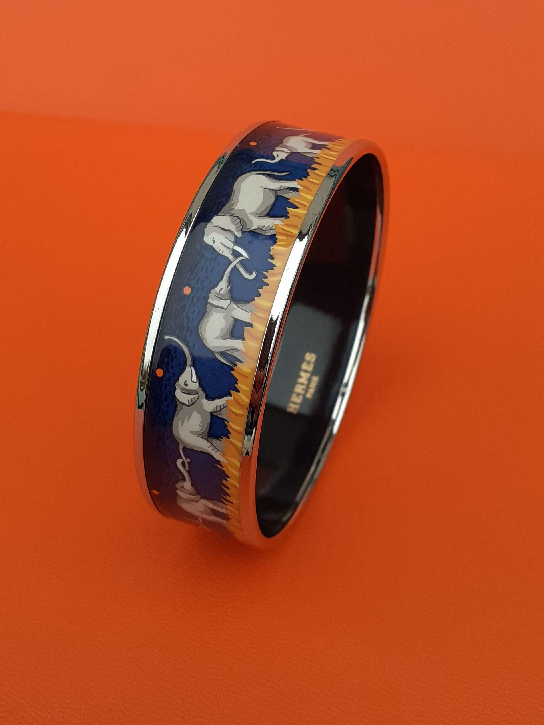 Beautiful Authentic Hermès Bracelet

Pattern: Elephants Grazing

Rare colorway ! Hard to find

Made in Austria + I
 
Made of Printed Enamel and Palladium Plated Hardware (Silver-tone)

Colorways: Blue background with orange polka dots, Grey